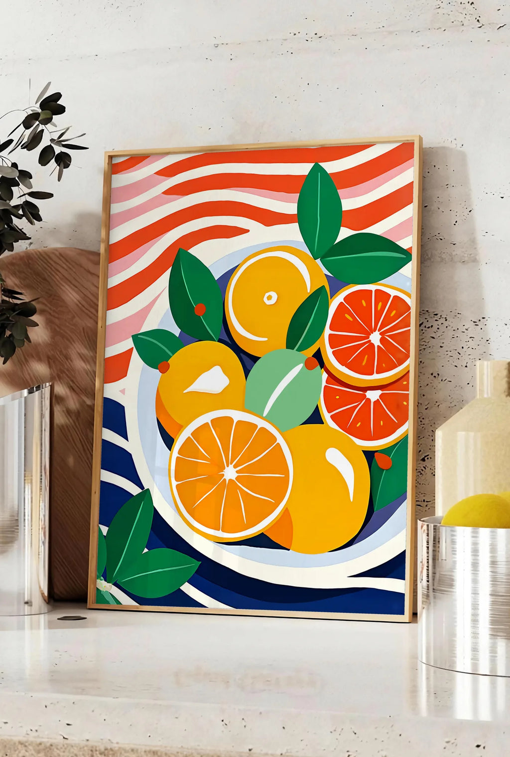 Affiche affiche cuisine agrumes oranges fruit, posee sur un plan de travail de cuisine en pierre claire, entre une branche d'eucalyptus en vase et un bocal de citrons