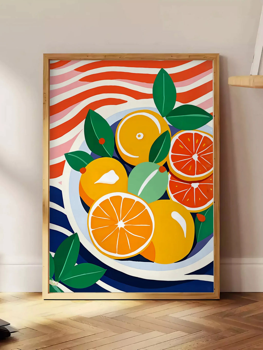 Estampe affiche cuisine agrumes oranges fruit, posee au sol dans un coin salon, sur un parquet a chevrons, pres d'une table d'appoint en chene chargee de livres