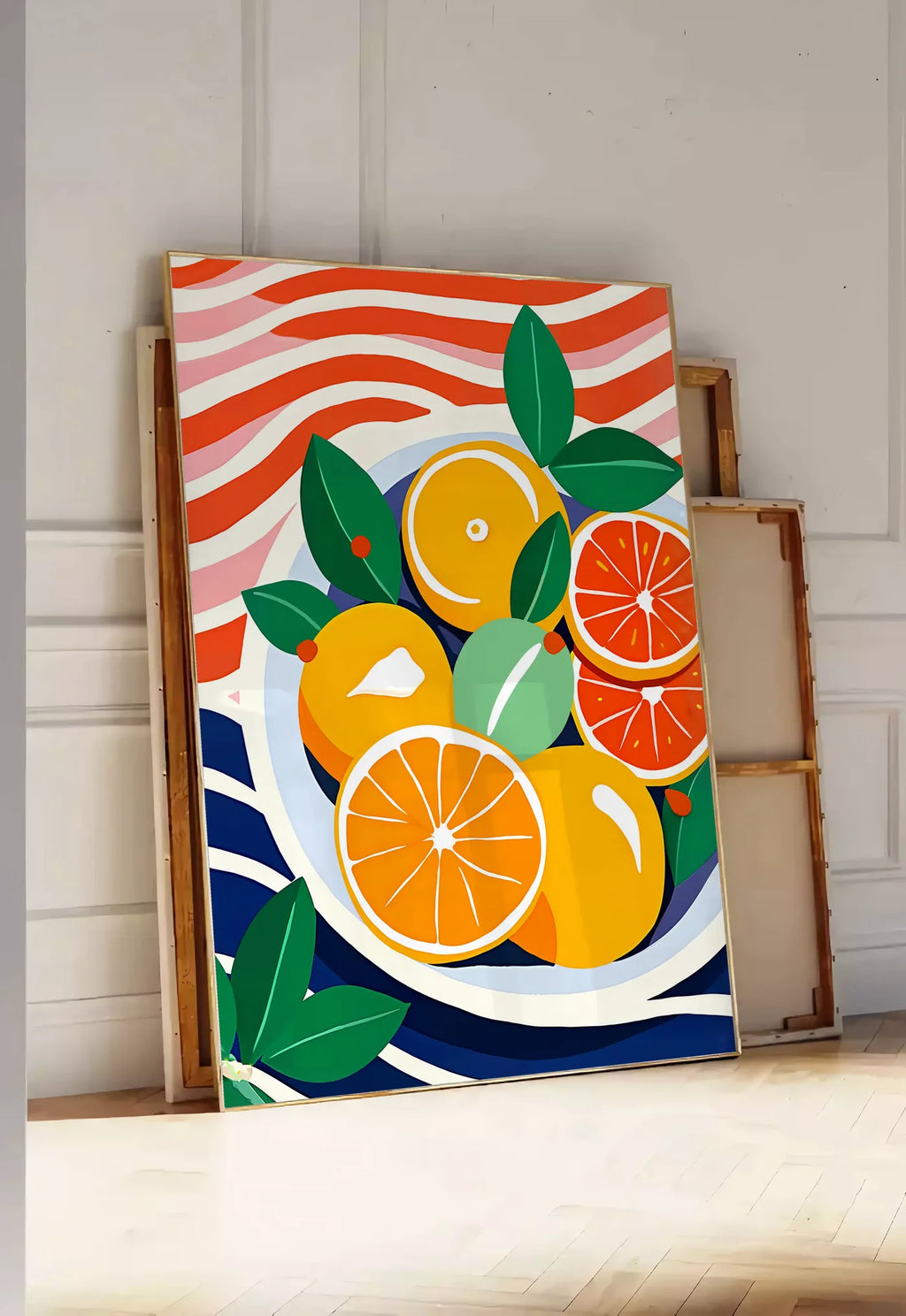 Tirage encadrable affiche cuisine agrumes oranges fruit, posee au sol dans une entree lumineuse, contre un mur a panneaux blancs, a cote de chassis en bois empiles