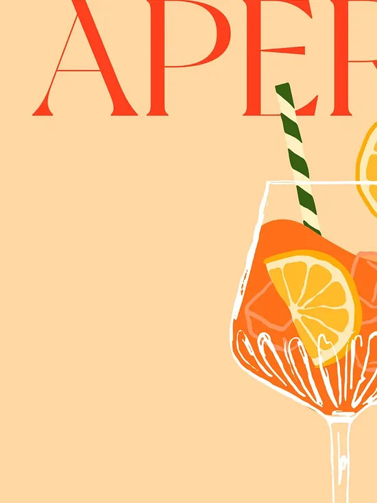 Gros plan sur le verre aperol spritz, orange et romarin