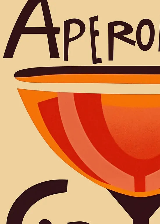 Gros plan sur le verre aperol spritz et la tranche d'orange