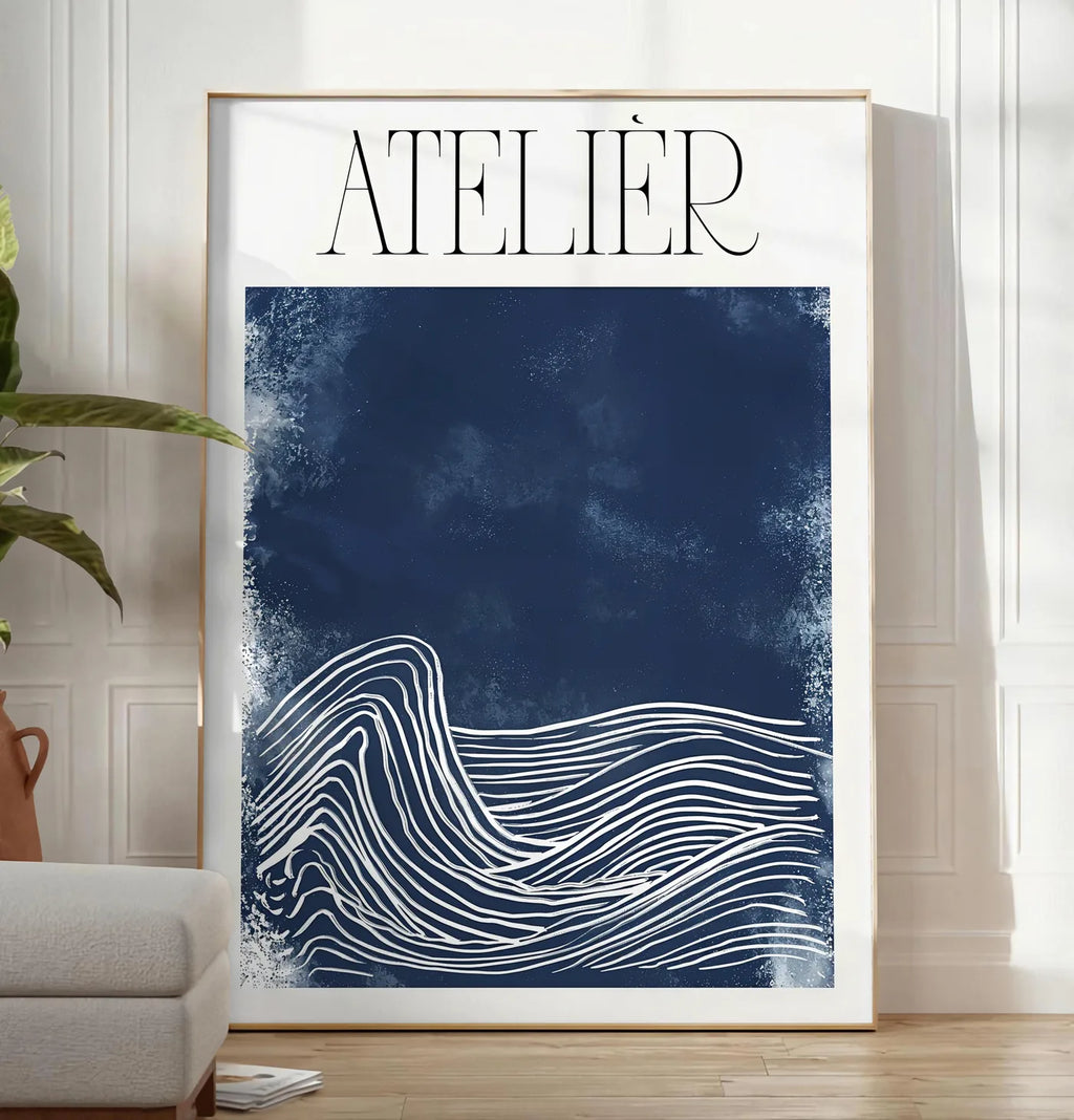 Reproduction affiche Atelier vagues minimaliste, posee au sol dans un salon minimaliste clair, a cote d'un canape beige et d'une plante verte, sur un parquet clair