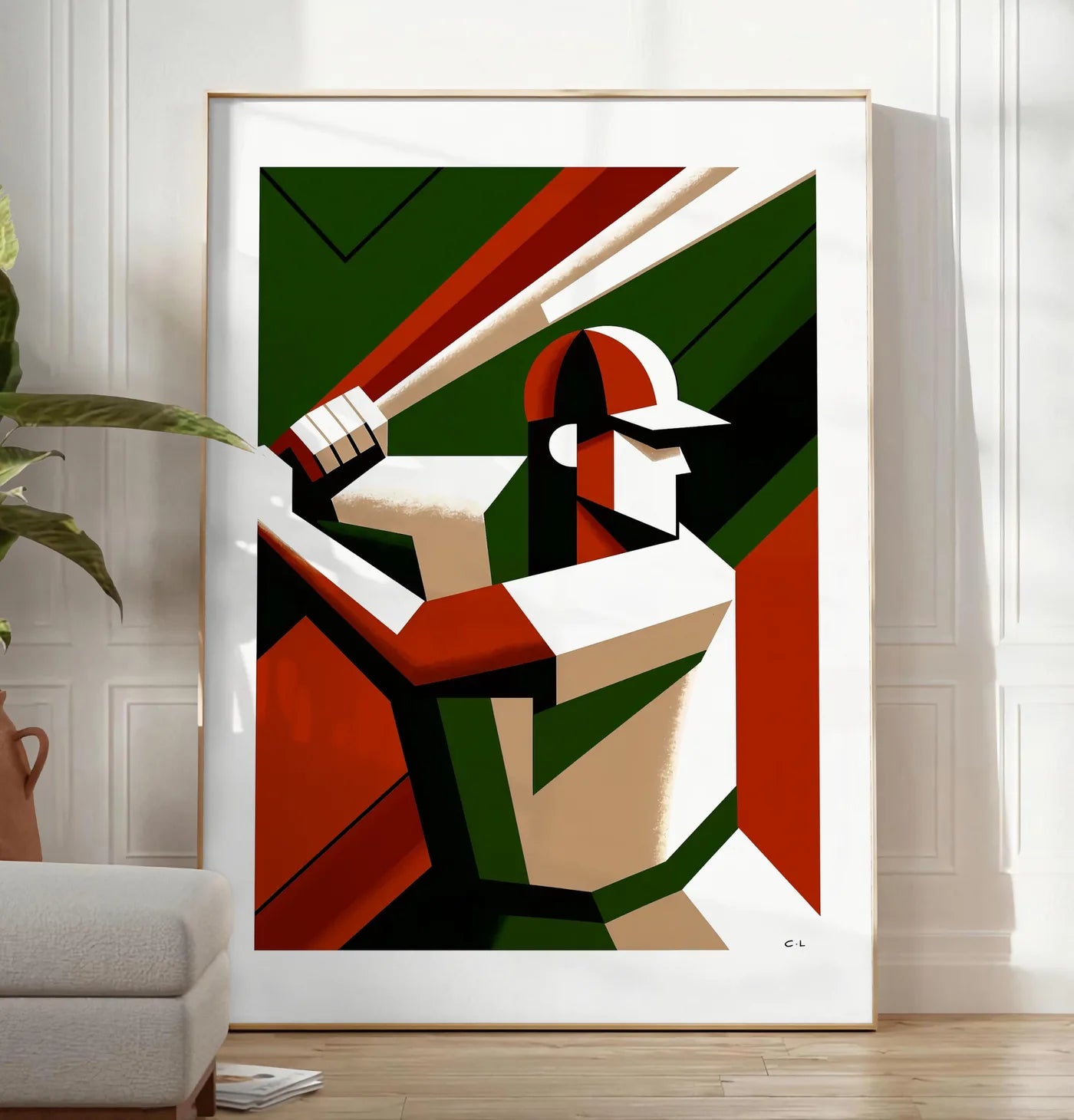 Reproduction joueur de baseball en position de frappe, posee au sol dans un salon minimaliste clair, a cote d'un canape beige et d'une plante verte, sur un parquet clair