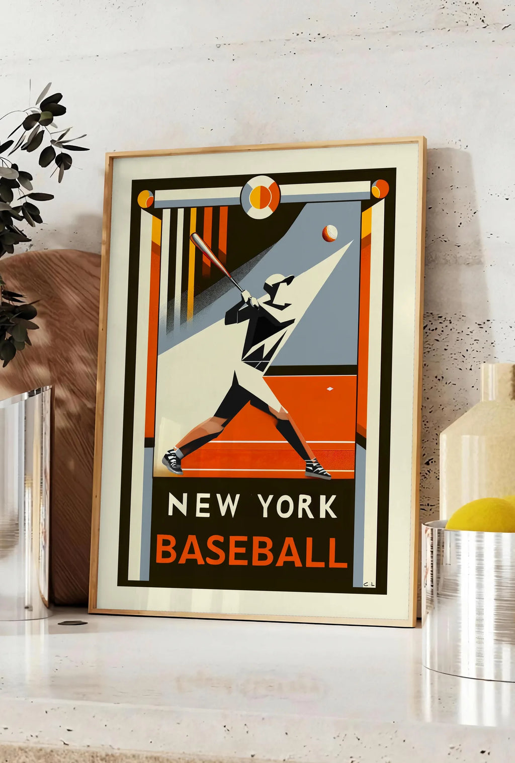 Affiche affiche baseball New York, posee sur un plan de travail de cuisine en pierre claire, entre une branche d'eucalyptus en vase et un bocal de citrons