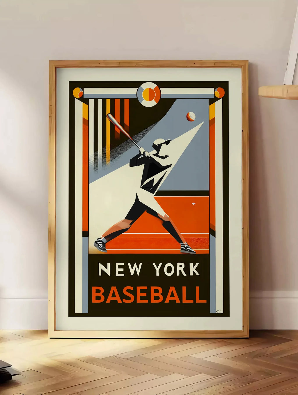 Estampe affiche baseball New York, posee au sol dans un coin salon, sur un parquet a chevrons, pres d'une table d'appoint en chene chargee de livres