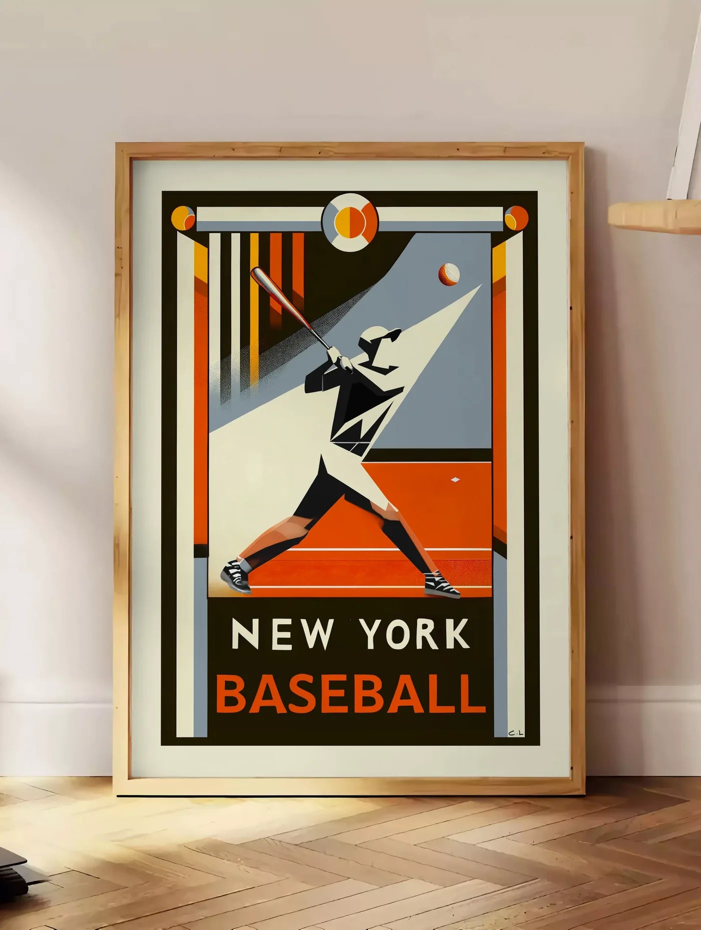 Estampe affiche baseball New York, posee au sol dans un coin salon, sur un parquet a chevrons, pres d'une table d'appoint en chene chargee de livres