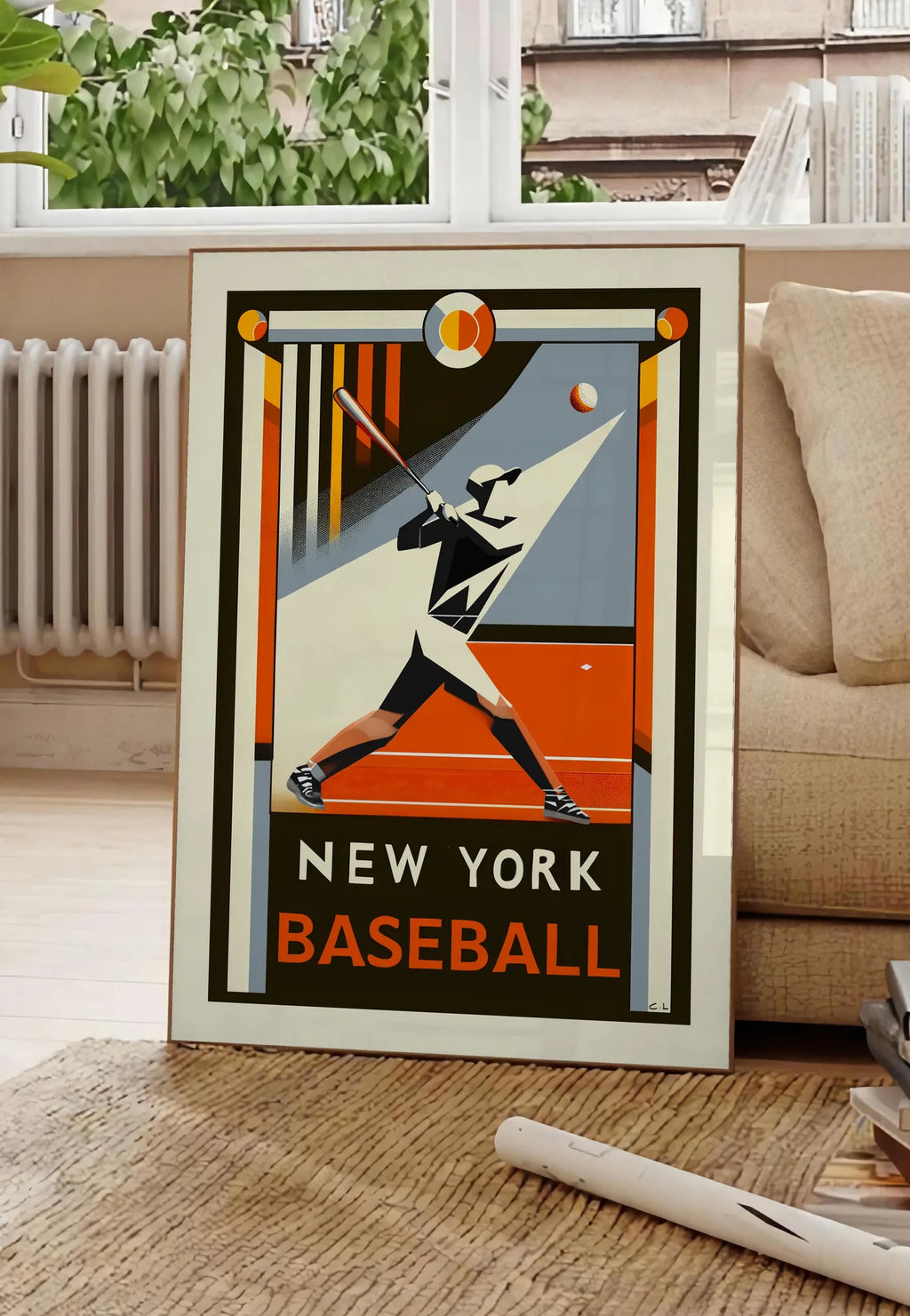 Poster affiche baseball New York, posee au sol dans un salon parisien, devant une grande fenetre donnant sur un immeuble haussmannien, entre un ficus et un canape creme