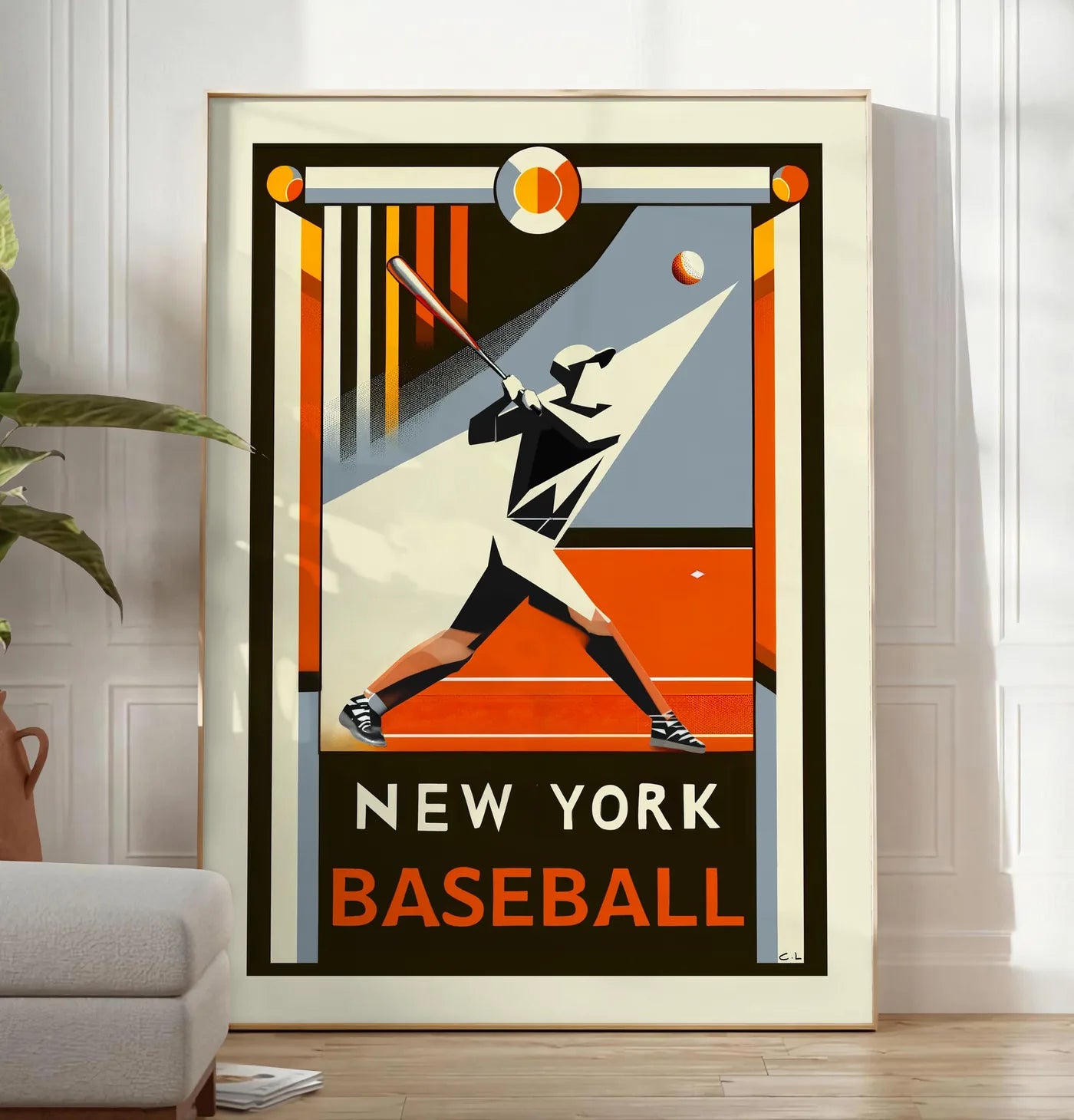 Reproduction affiche baseball New York, posee au sol dans un salon minimaliste clair, a cote d'un canape beige et d'une plante verte, sur un parquet clair