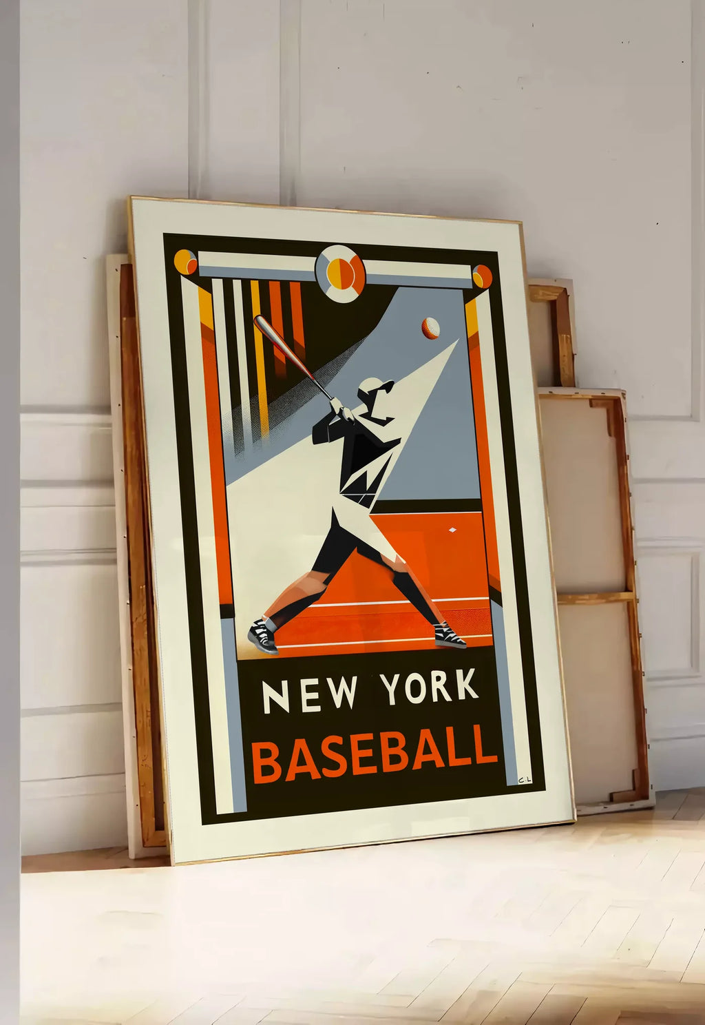 Tirage encadrable affiche baseball New York, posee au sol dans une entree lumineuse, contre un mur a panneaux blancs, a cote de chassis en bois empiles