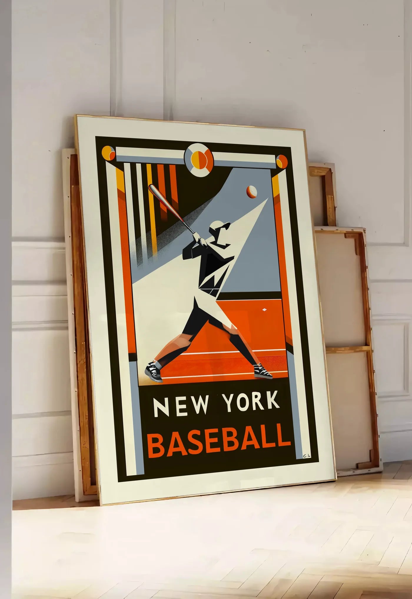 Tirage encadrable affiche baseball New York, posee au sol dans une entree lumineuse, contre un mur a panneaux blancs, a cote de chassis en bois empiles
