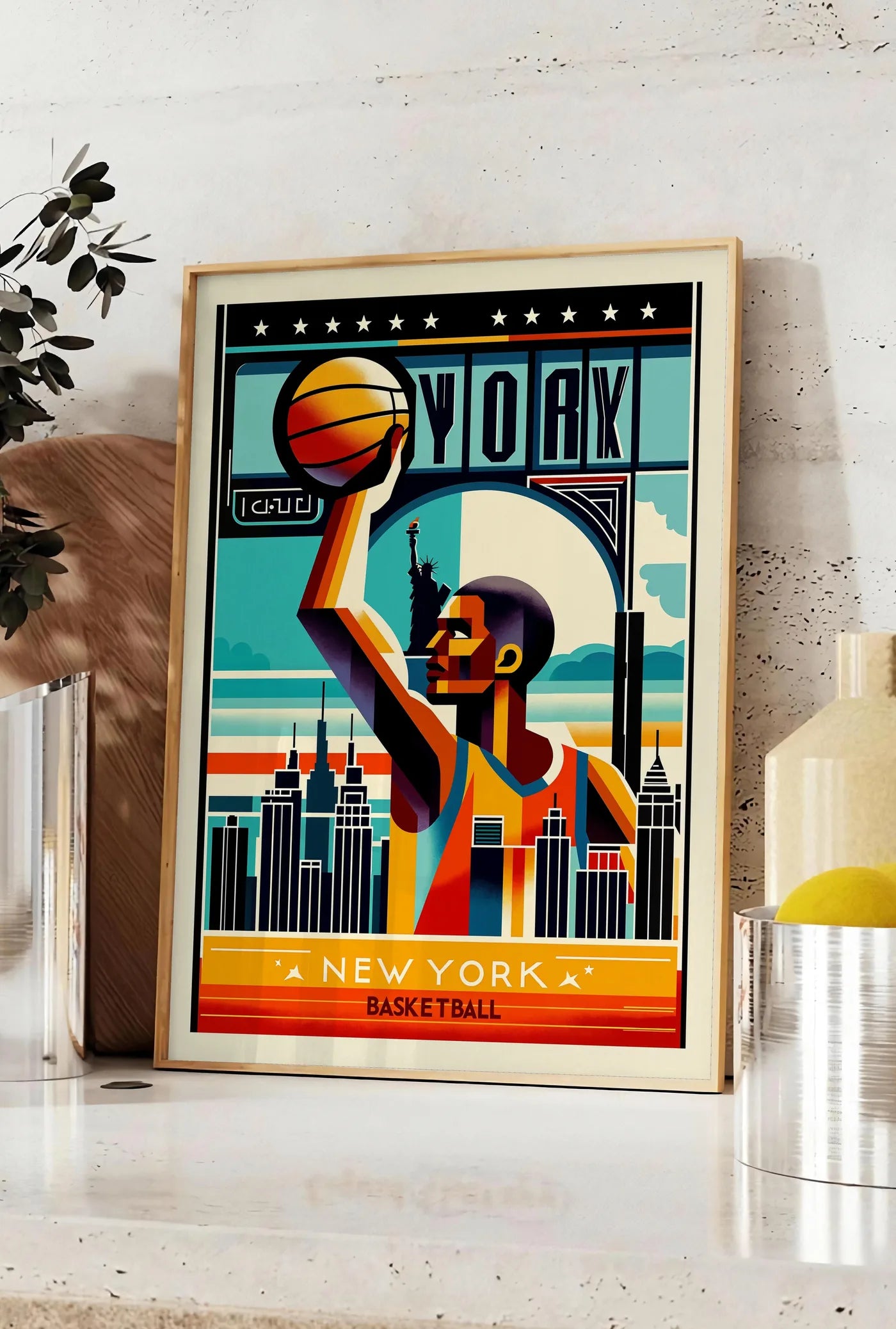 Affiche silhouette de joueur de basket stylisé, posee sur un plan de travail de cuisine en pierre claire, entre une branche d'eucalyptus en vase et un bocal de citrons