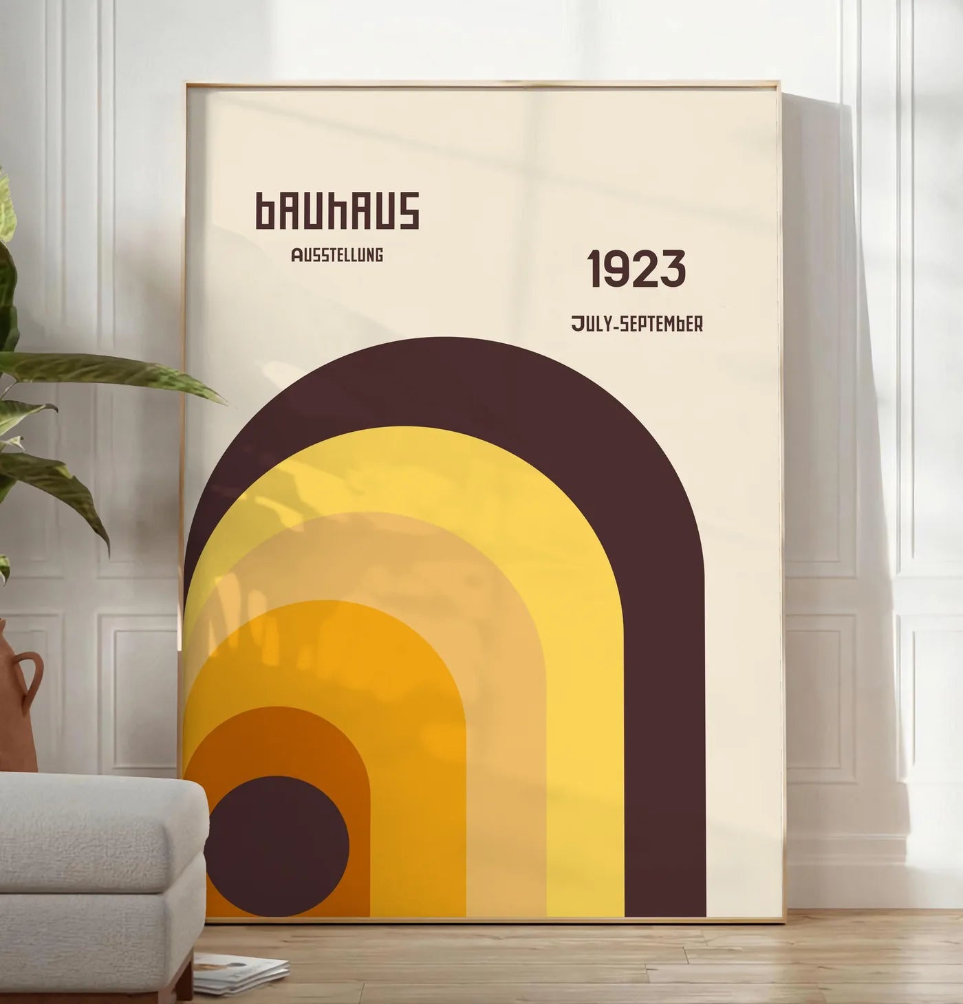 Reproduction arche Orange, posee au sol dans un salon minimaliste clair, a cote d'un canape beige et d'une plante verte, sur un parquet clair