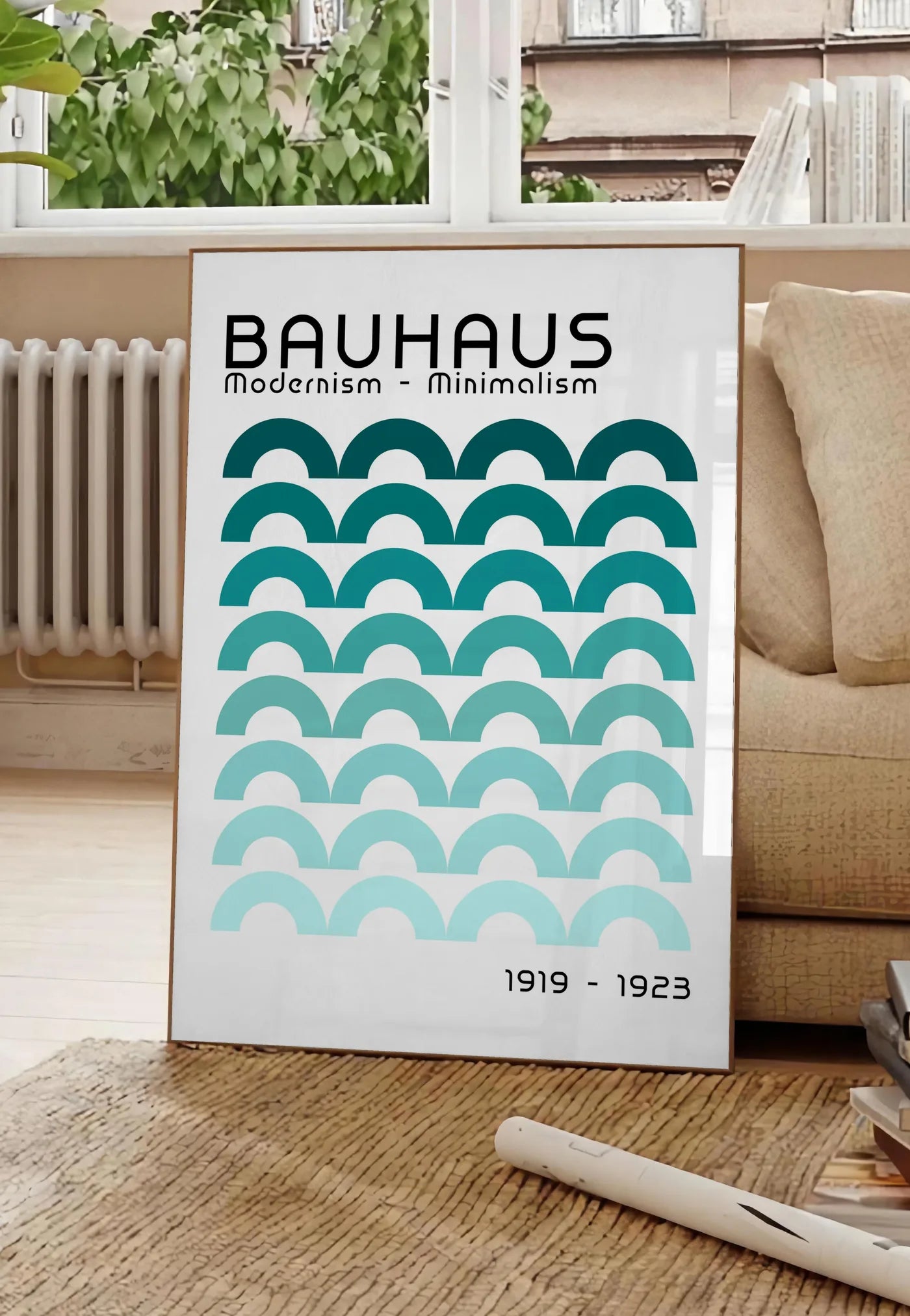 Poster arches Brunes, posee au sol dans un salon parisien, devant une grande fenetre donnant sur un immeuble haussmannien, entre un ficus et un canape creme