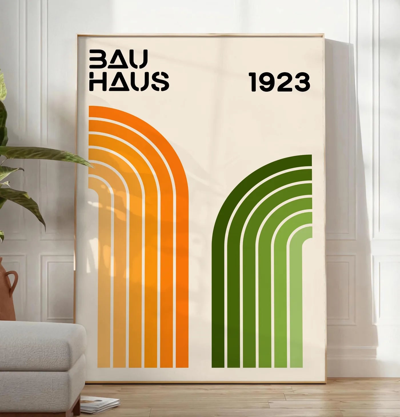 Reproduction arches Orange et Vert, posee au sol dans un salon minimaliste clair, a cote d'un canape beige et d'une plante verte, sur un parquet clair