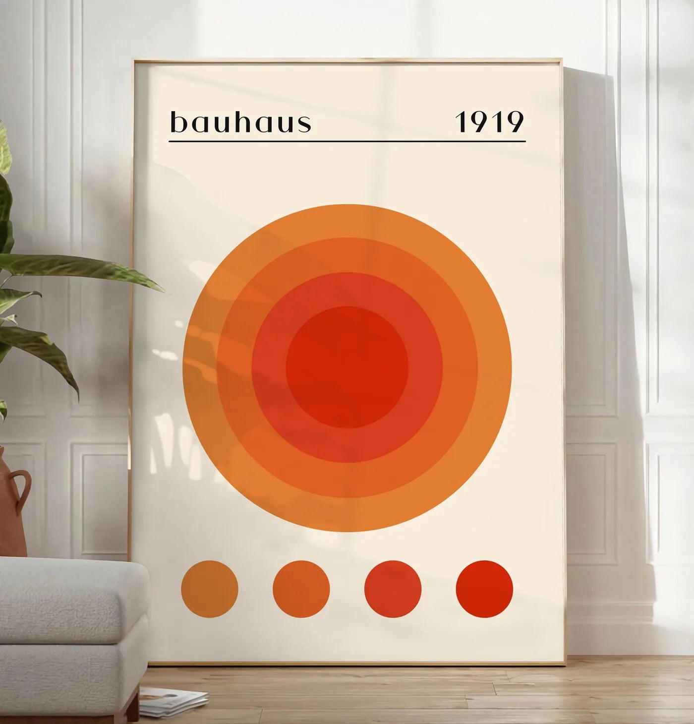 Reproduction cercles Concentriques Chauds, posee au sol dans un salon minimaliste clair, a cote d'un canape beige et d'une plante verte, sur un parquet clair