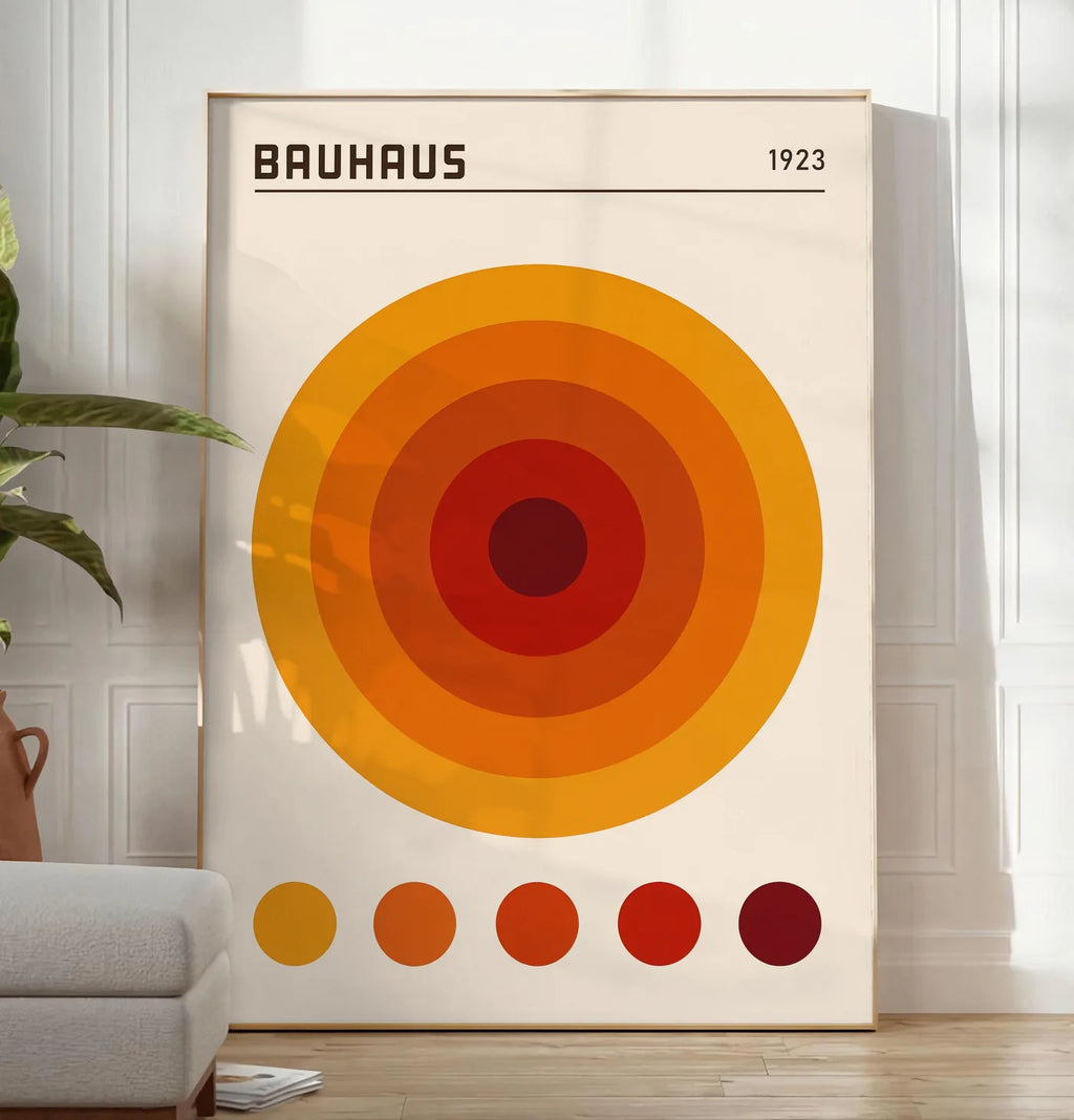 Reproduction cercles Concentriques Orange, posee au sol dans un salon minimaliste clair, a cote d'un canape beige et d'une plante verte, sur un parquet clair