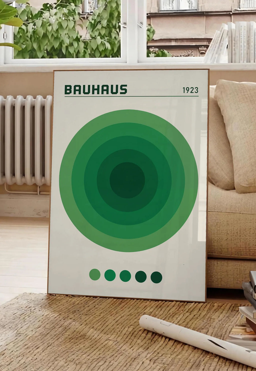 Poster cercles Concentriques Verts, posee au sol dans un salon parisien, devant une grande fenetre donnant sur un immeuble haussmannien, entre un ficus et un canape creme