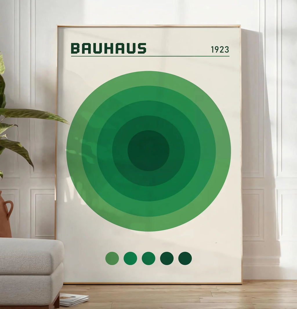 Reproduction cercles Concentriques Verts, posee au sol dans un salon minimaliste clair, a cote d'un canape beige et d'une plante verte, sur un parquet clair