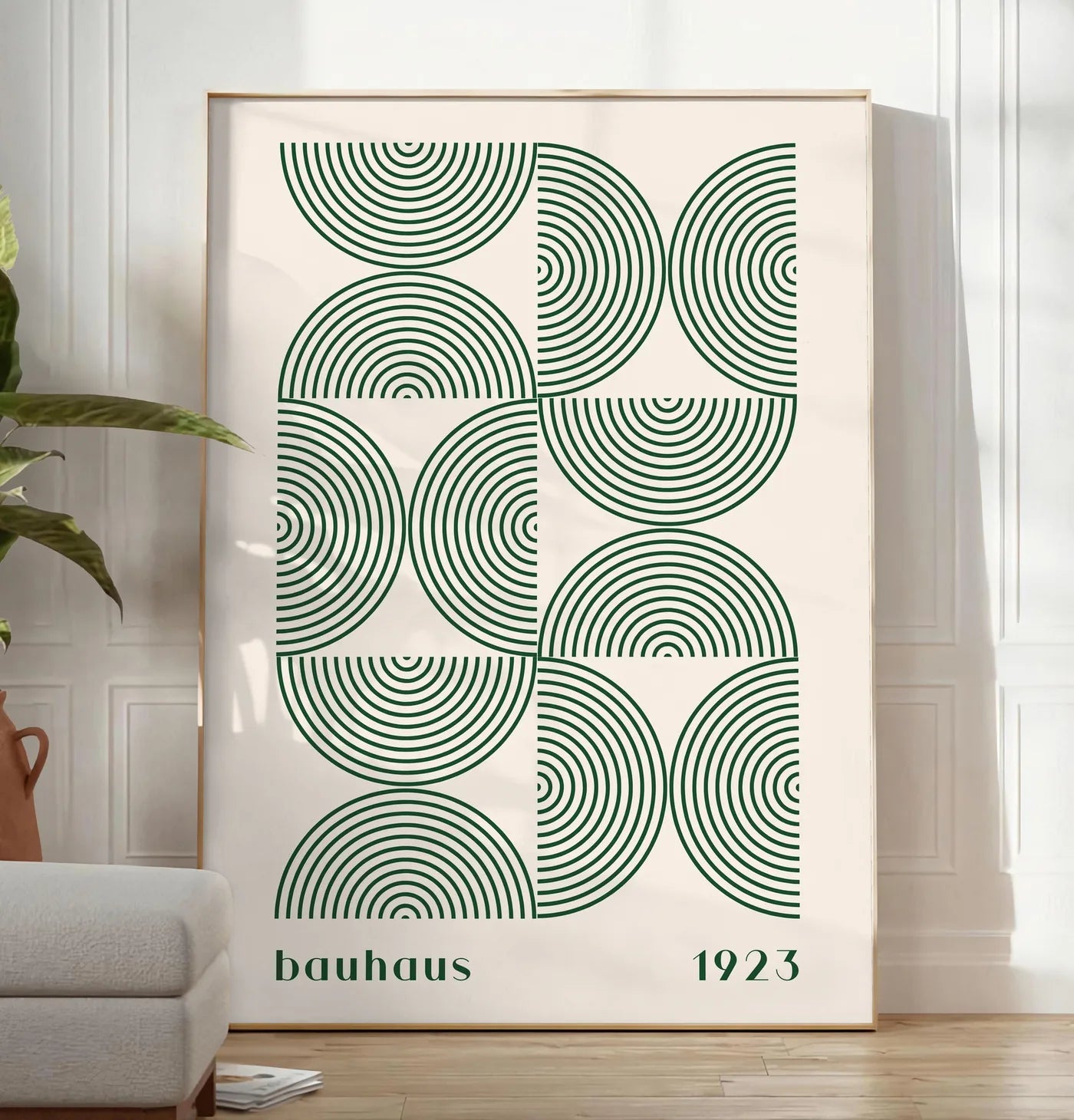 Reproduction arcs Concentriques Verts, posee au sol dans un salon minimaliste clair, a cote d'un canape beige et d'une plante verte, sur un parquet clair