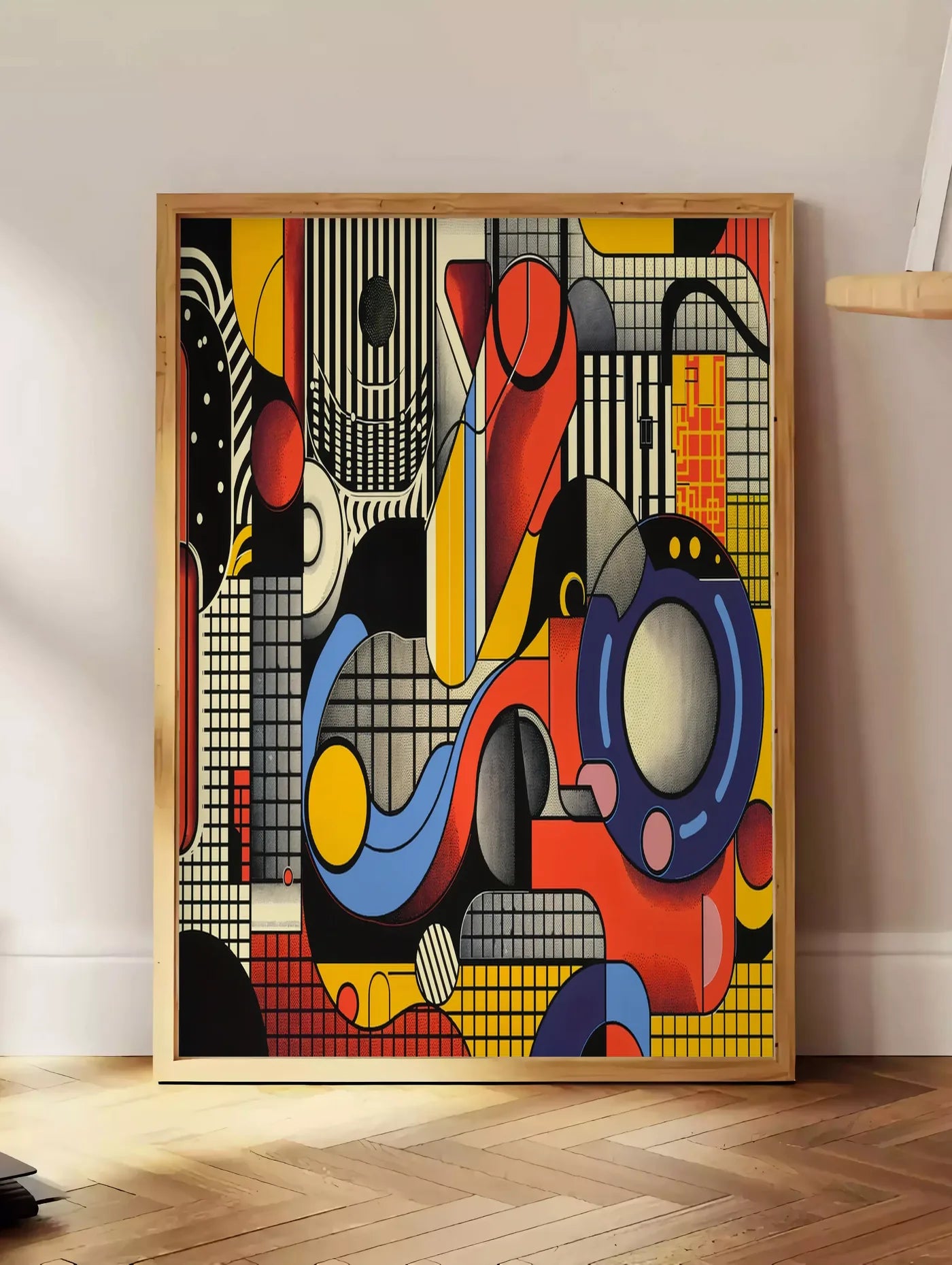 Estampe collage Machiniste, posee au sol dans un coin salon, sur un parquet a chevrons, pres d'une table d'appoint en chene chargee de livres