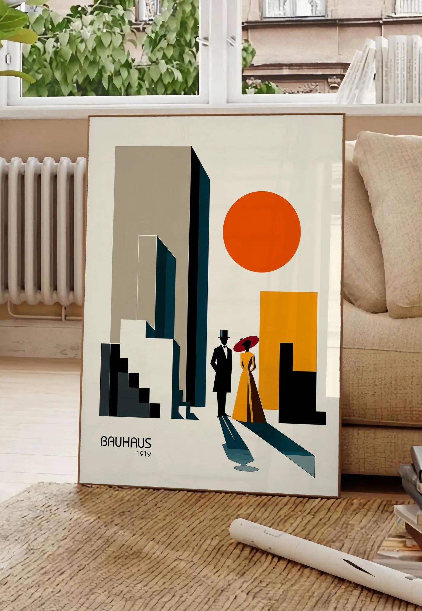 Poster couple en Ville, posee au sol dans un salon parisien, devant une grande fenetre donnant sur un immeuble haussmannien, entre un ficus et un canape creme