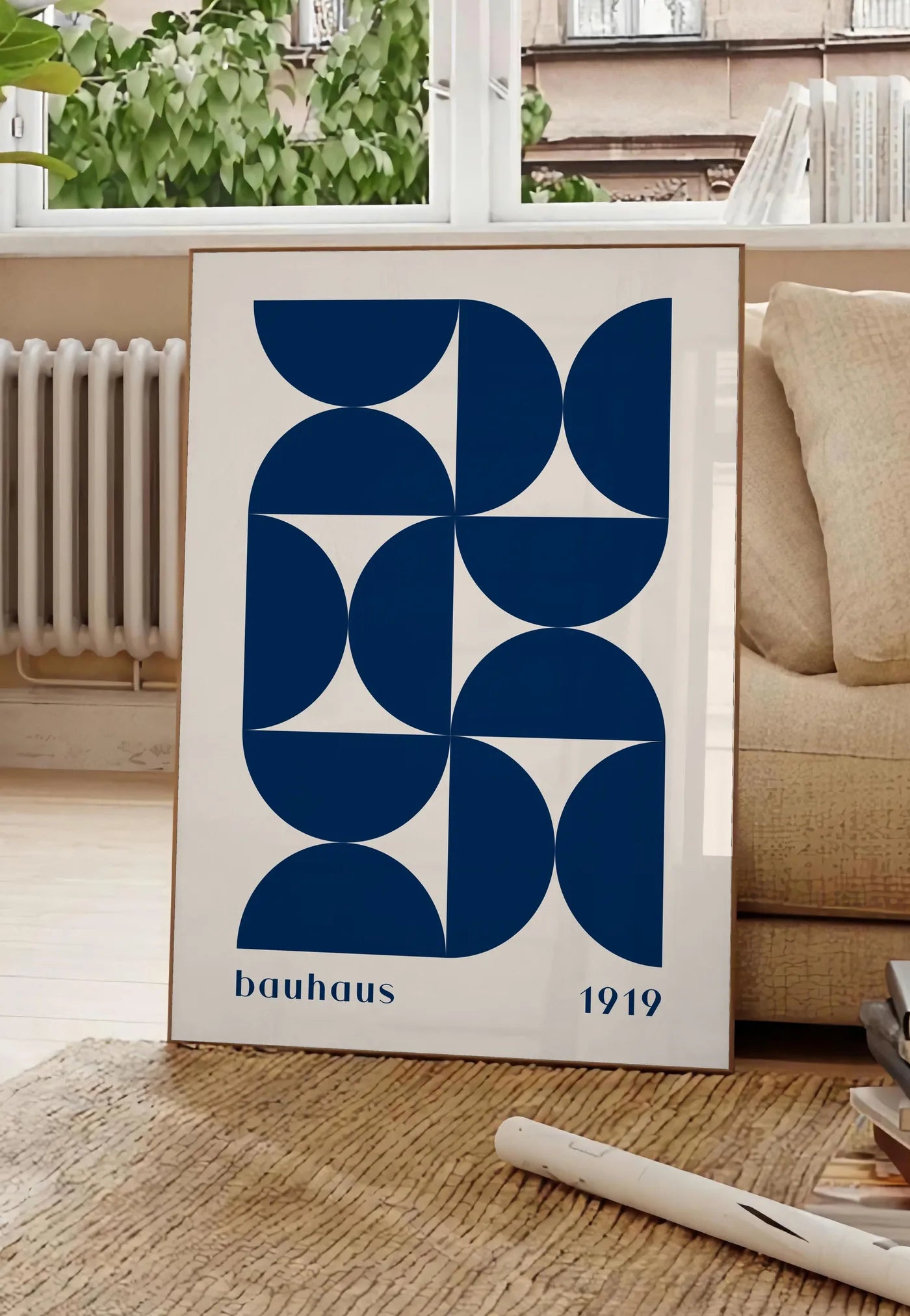 Poster demi-Cercles Bleus, posee au sol dans un salon parisien, devant une grande fenetre donnant sur un immeuble haussmannien, entre un ficus et un canape creme