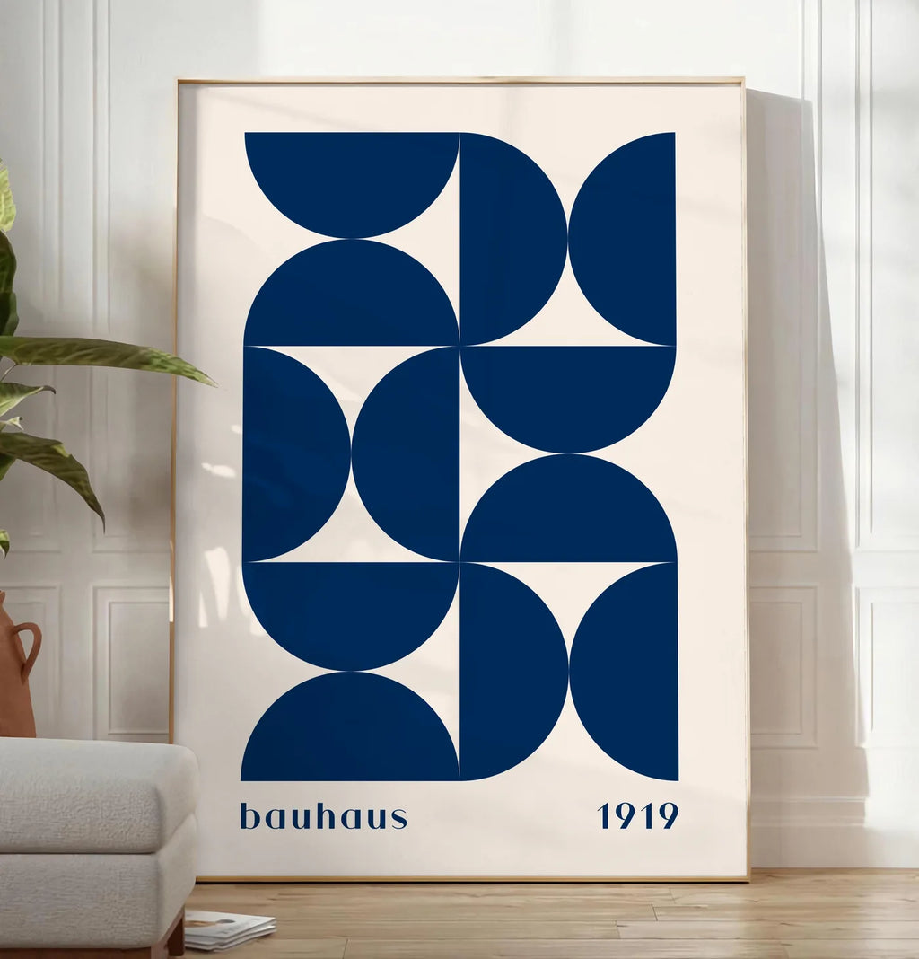 Reproduction demi-Cercles Bleus, posee au sol dans un salon minimaliste clair, a cote d'un canape beige et d'une plante verte, sur un parquet clair