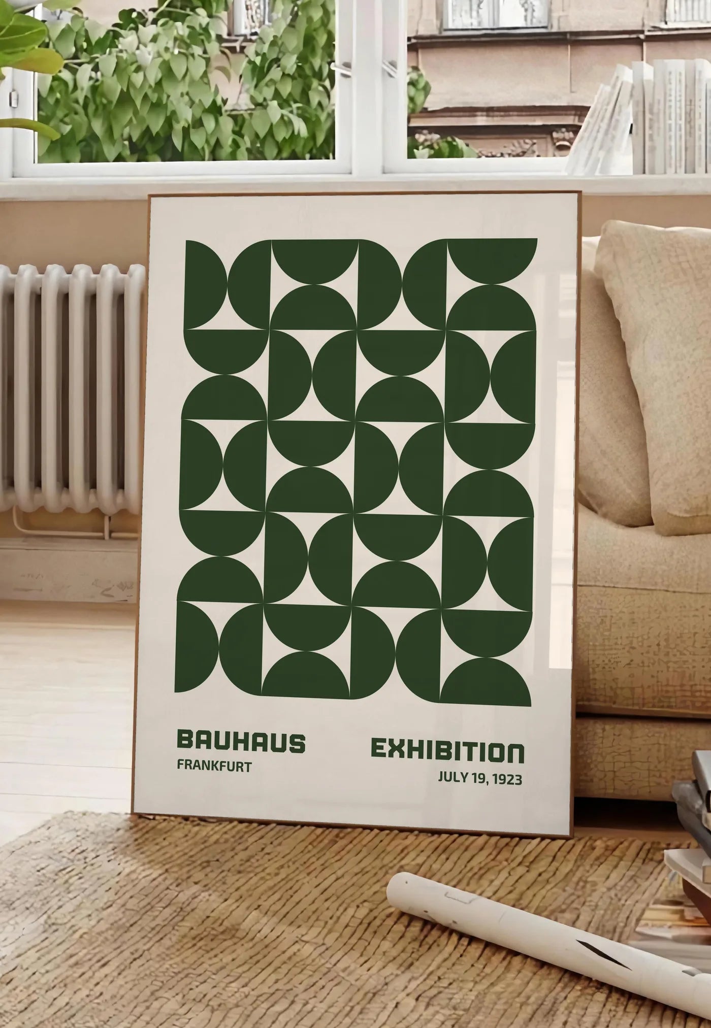 Poster demi-Cercles Verts, posee au sol dans un salon parisien, devant une grande fenetre donnant sur un immeuble haussmannien, entre un ficus et un canape creme