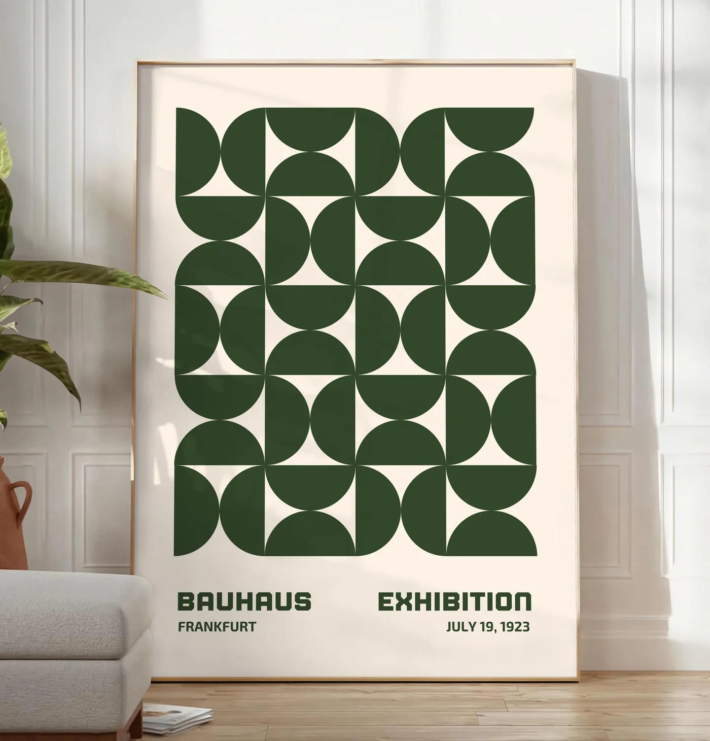 Reproduction demi-Cercles Verts, posee au sol dans un salon minimaliste clair, a cote d'un canape beige et d'une plante verte, sur un parquet clair