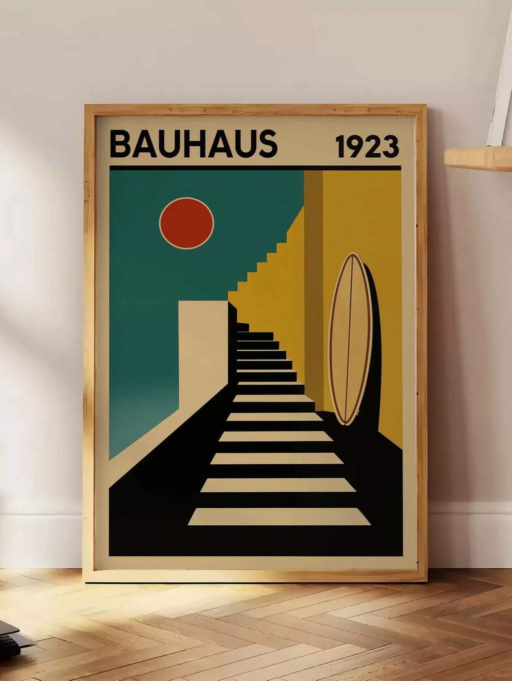 Estampe escalier et Surf, posee au sol dans un coin salon, sur un parquet a chevrons, pres d'une table d'appoint en chene chargee de livres