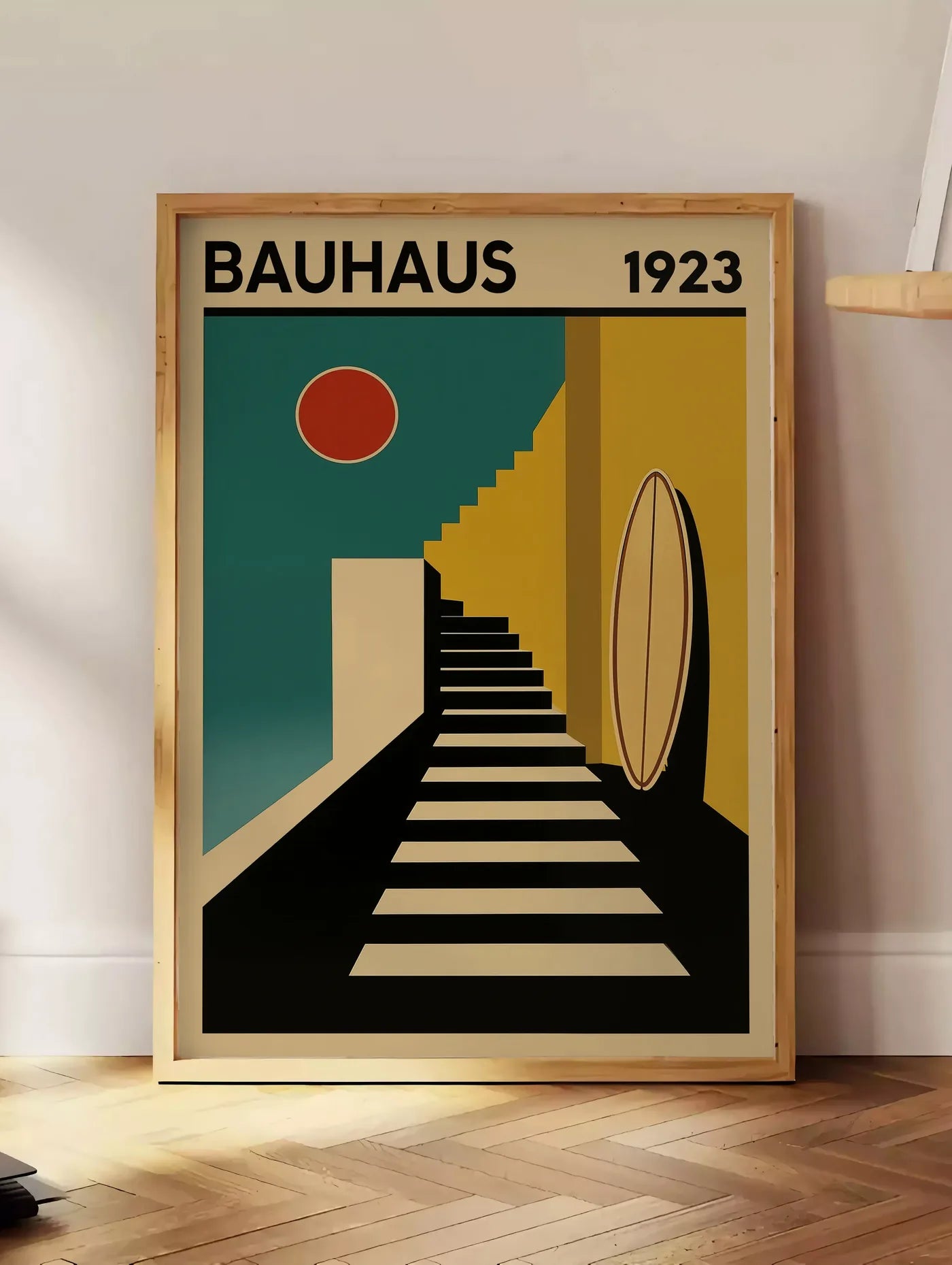 Estampe escalier et Surf, posee au sol dans un coin salon, sur un parquet a chevrons, pres d'une table d'appoint en chene chargee de livres