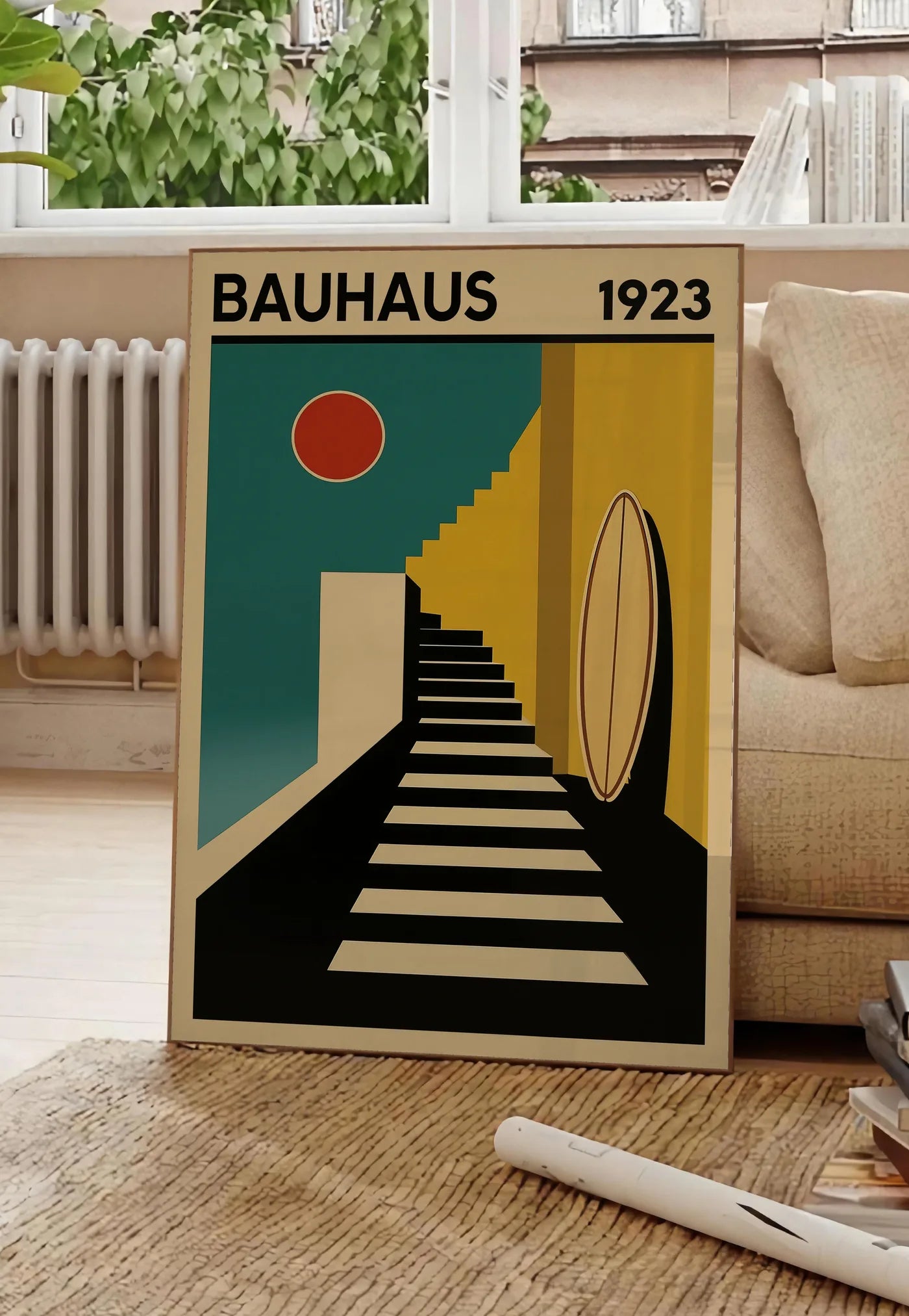 Poster escalier et Surf, posee au sol dans un salon parisien, devant une grande fenetre donnant sur un immeuble haussmannien, entre un ficus et un canape creme