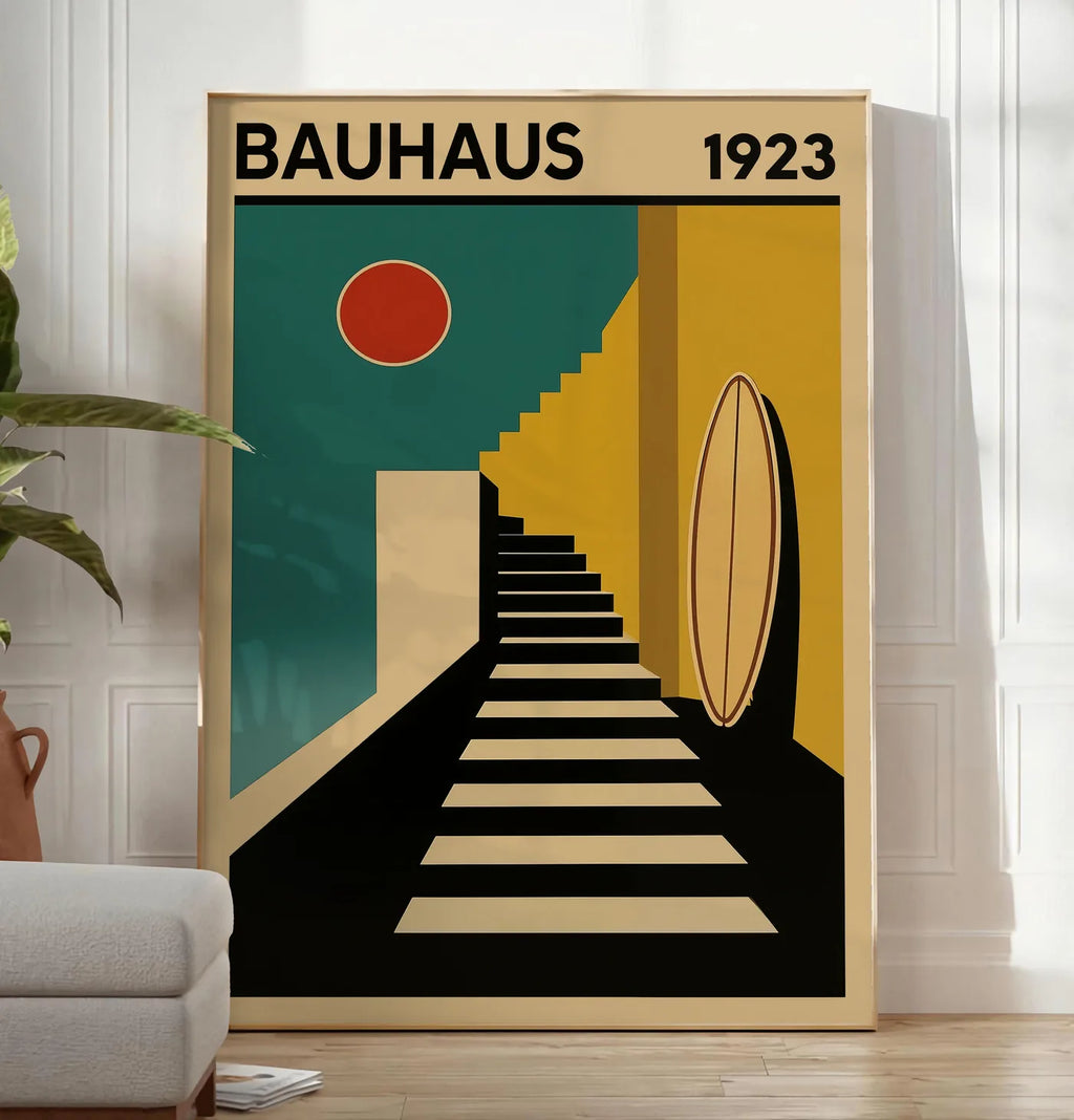 Reproduction escalier et Surf, posee au sol dans un salon minimaliste clair, a cote d'un canape beige et d'une plante verte, sur un parquet clair