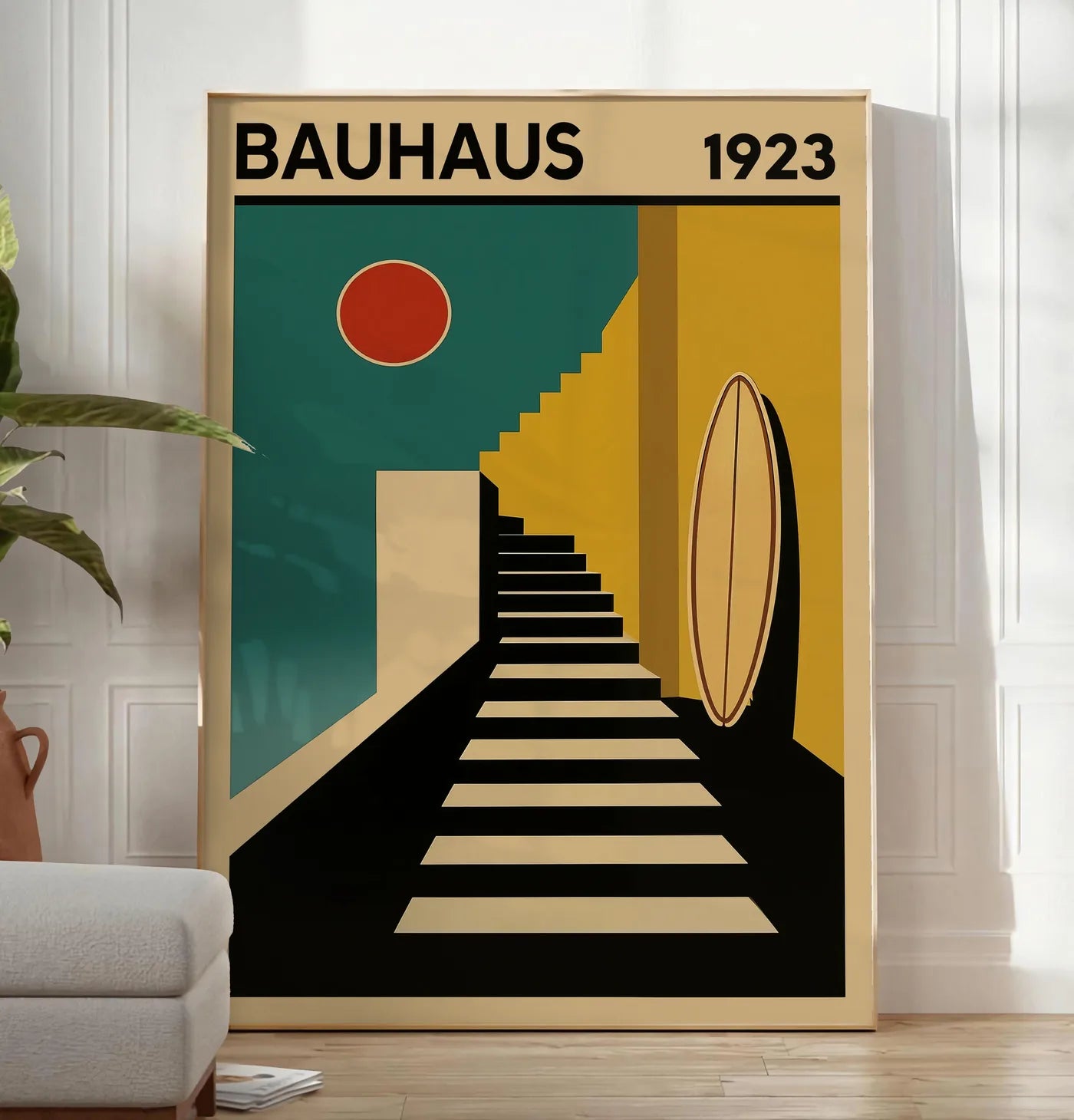 Reproduction escalier et Surf, posee au sol dans un salon minimaliste clair, a cote d'un canape beige et d'une plante verte, sur un parquet clair