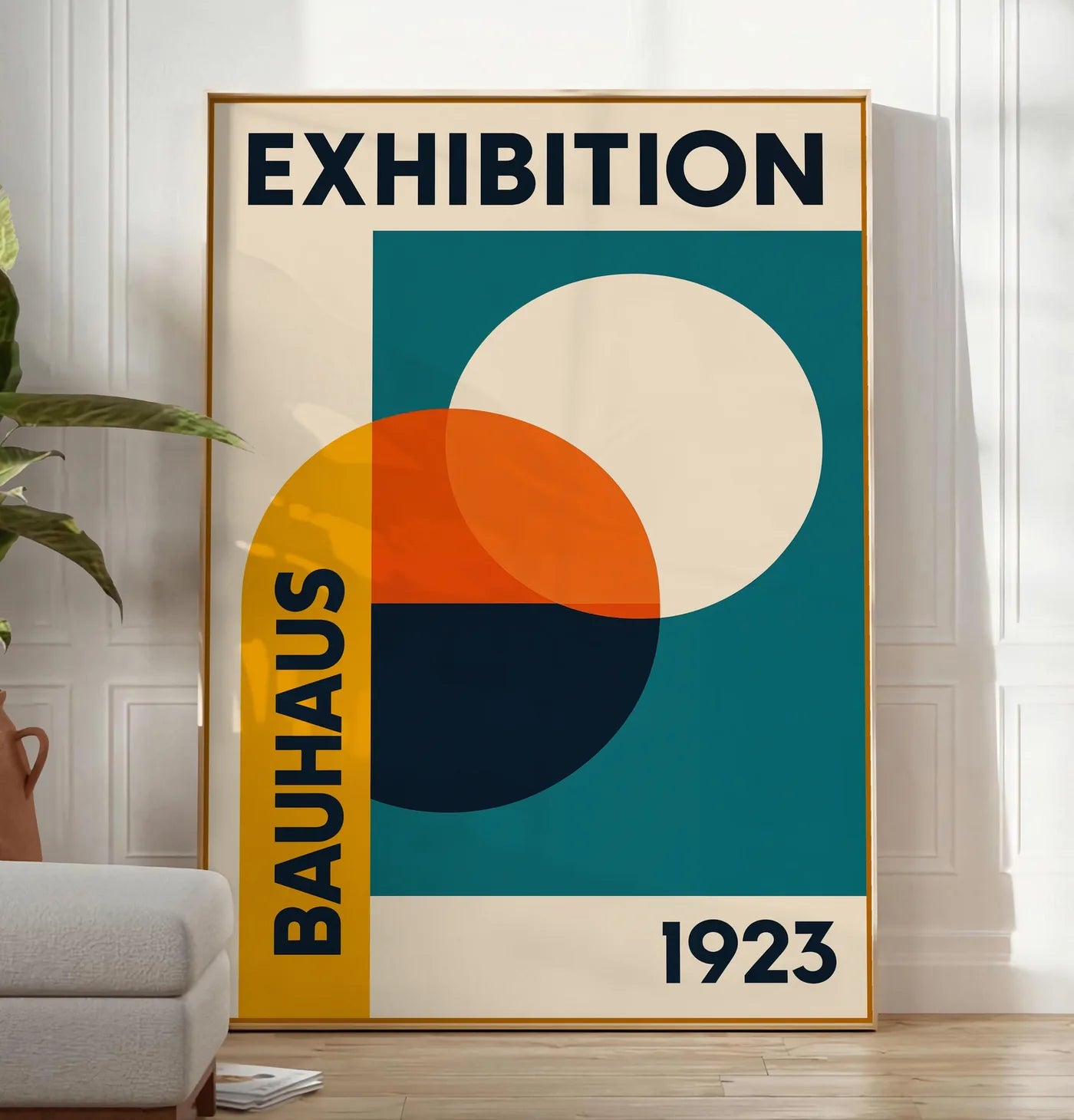 Reproduction cercles superposés ocre jaune et vermillon, posee au sol dans un salon minimaliste clair, a cote d'un canape beige et d'une plante verte, sur un parquet clair