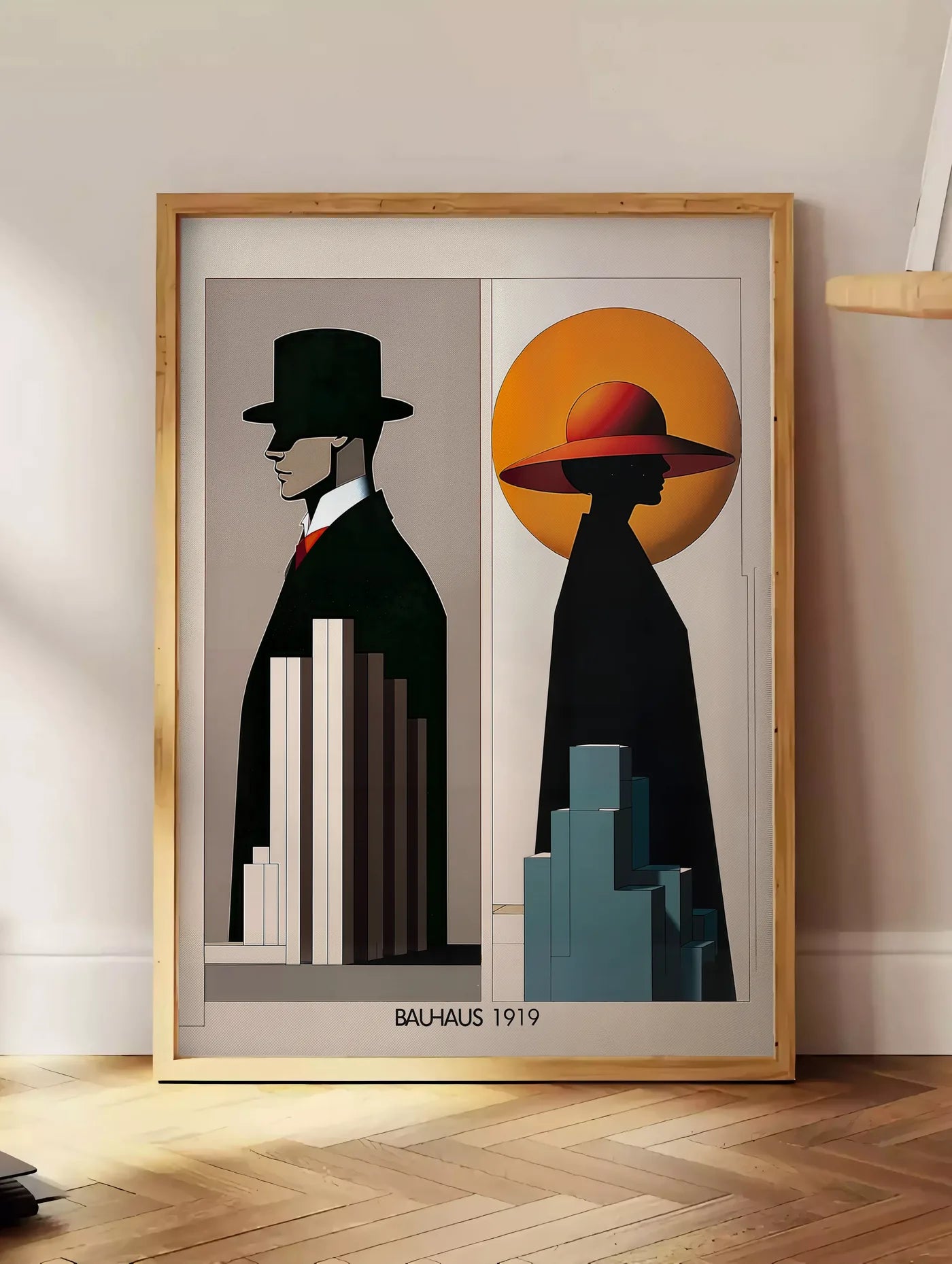 Estampe figures Art Deco, posee au sol dans un coin salon, sur un parquet a chevrons, pres d'une table d'appoint en chene chargee de livres
