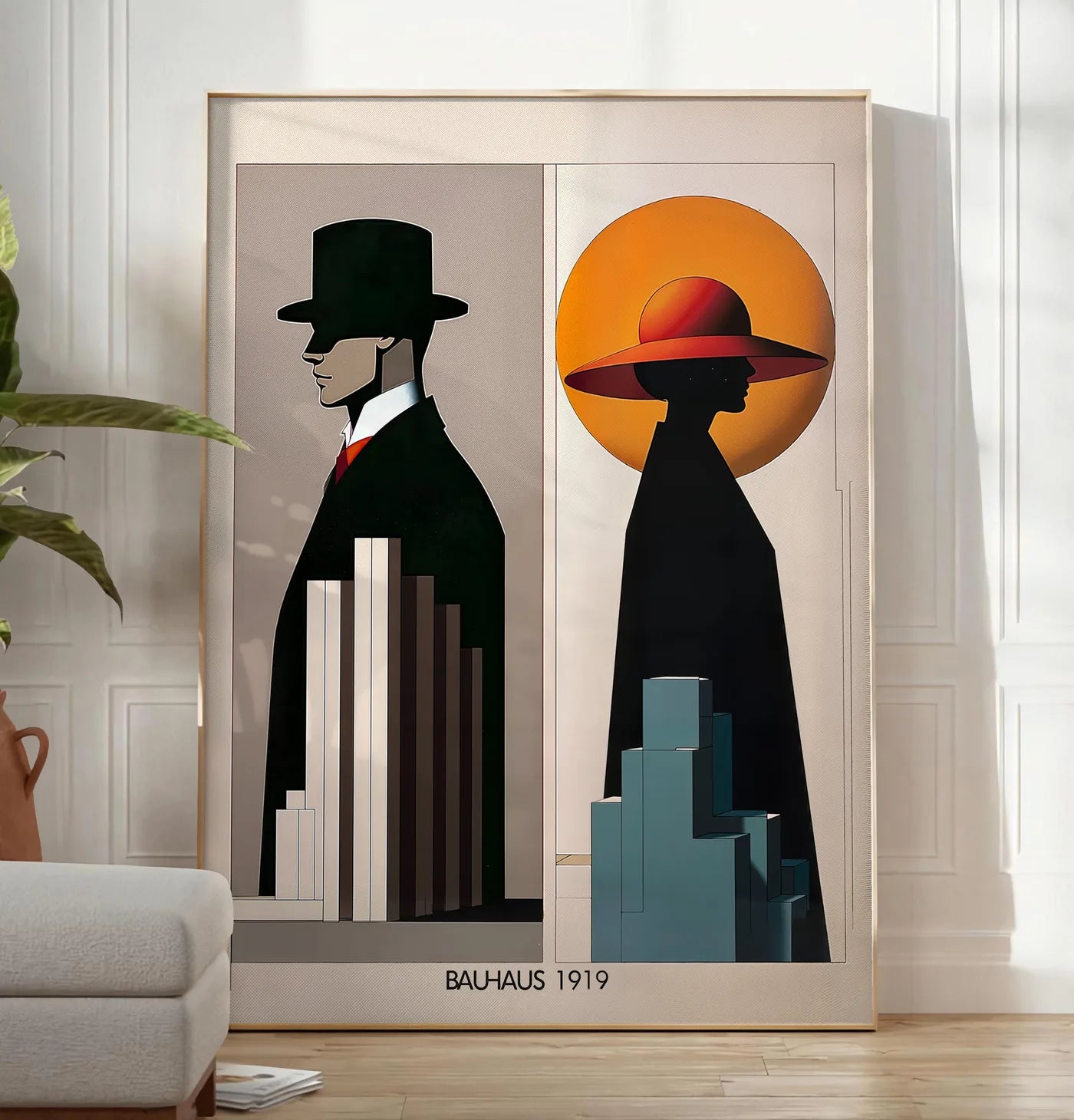 Reproduction figures Art Deco, posee au sol dans un salon minimaliste clair, a cote d'un canape beige et d'une plante verte, sur un parquet clair