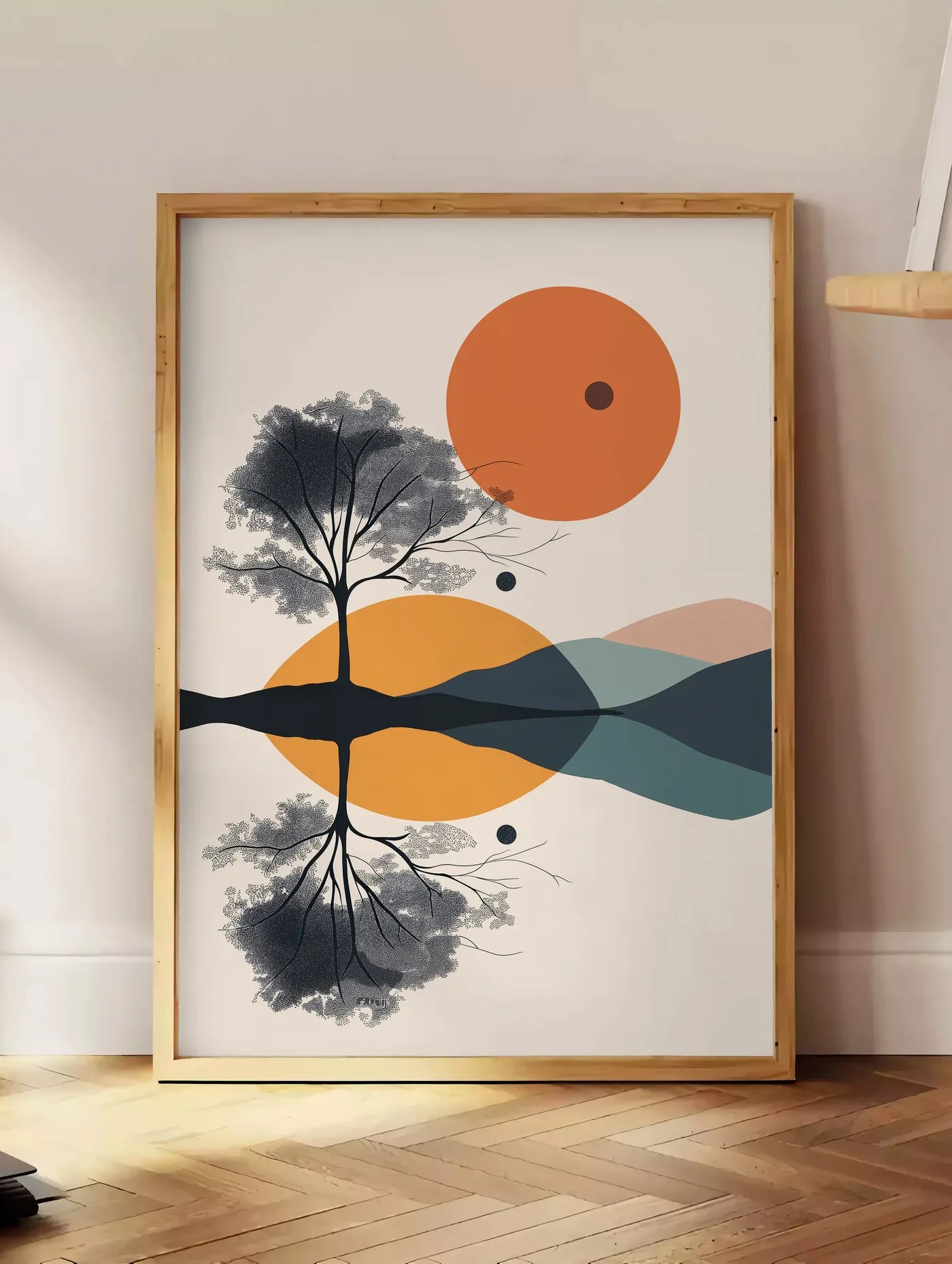 Estampe arbre stylisé noir avec feuillage pointilliste et cercles orange géométriques, posee au sol dans un coin salon, sur un parquet a chevrons, pres d'une table d'appoint en chene chargee de livres