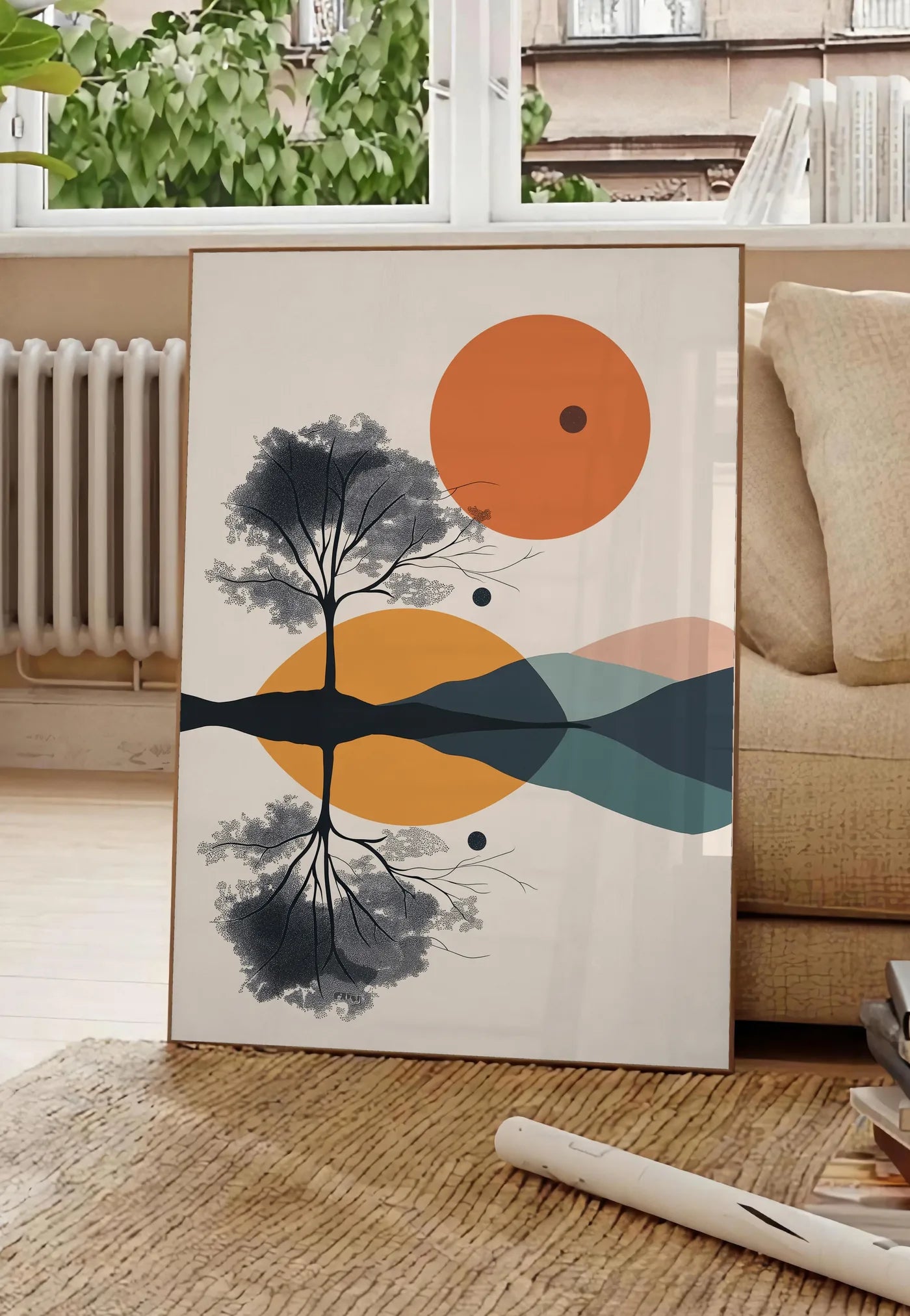 Poster arbre stylisé noir avec feuillage pointilliste et cercles orange géométriques, posee au sol dans un salon parisien, devant une grande fenetre donnant sur un immeuble haussmannien, entre un ficus et un canape creme