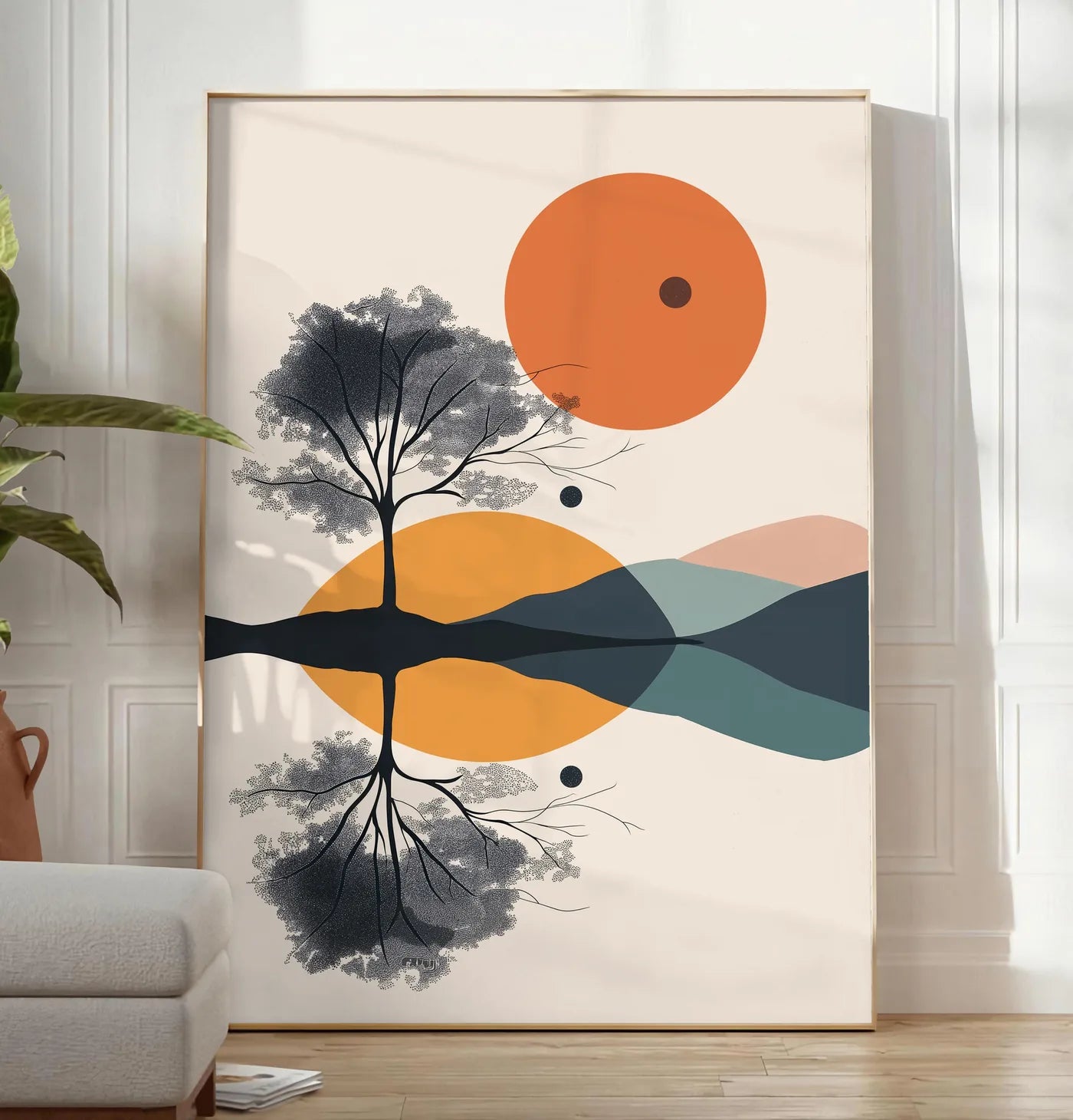Reproduction arbre stylisé noir avec feuillage pointilliste et cercles orange géométriques, posee au sol dans un salon minimaliste clair, a cote d'un canape beige et d'une plante verte, sur un parquet clair