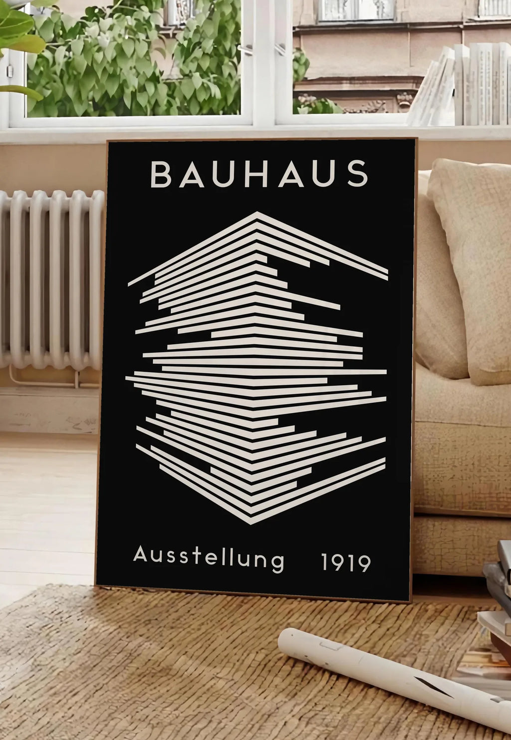 Poster gratte-Ciel de Lignes, posee au sol dans un salon parisien, devant une grande fenetre donnant sur un immeuble haussmannien, entre un ficus et un canape creme