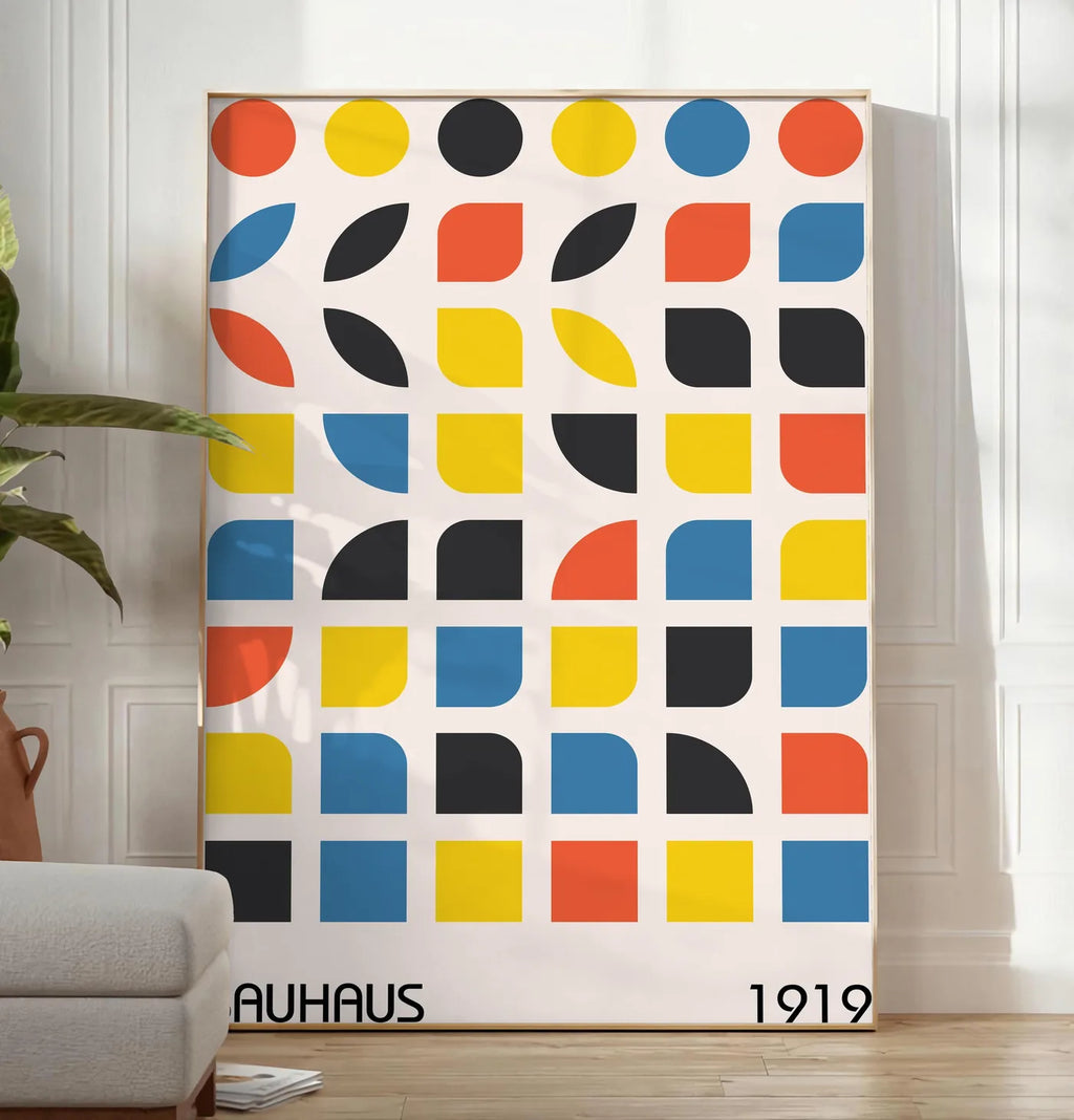 Reproduction cercles et Carres, posee au sol dans un salon minimaliste clair, a cote d'un canape beige et d'une plante verte, sur un parquet clair