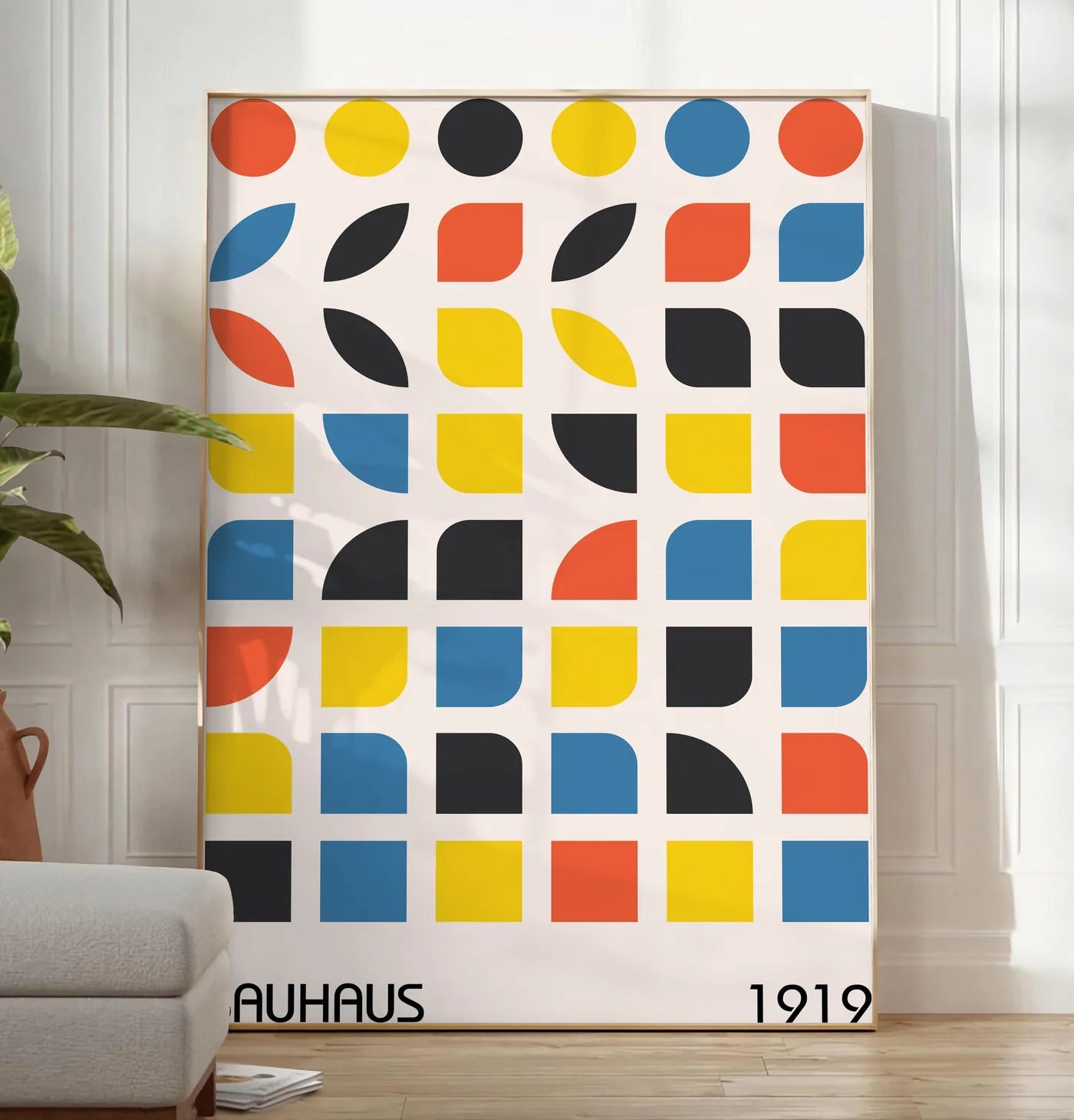 Reproduction cercles et Carres, posee au sol dans un salon minimaliste clair, a cote d'un canape beige et d'une plante verte, sur un parquet clair