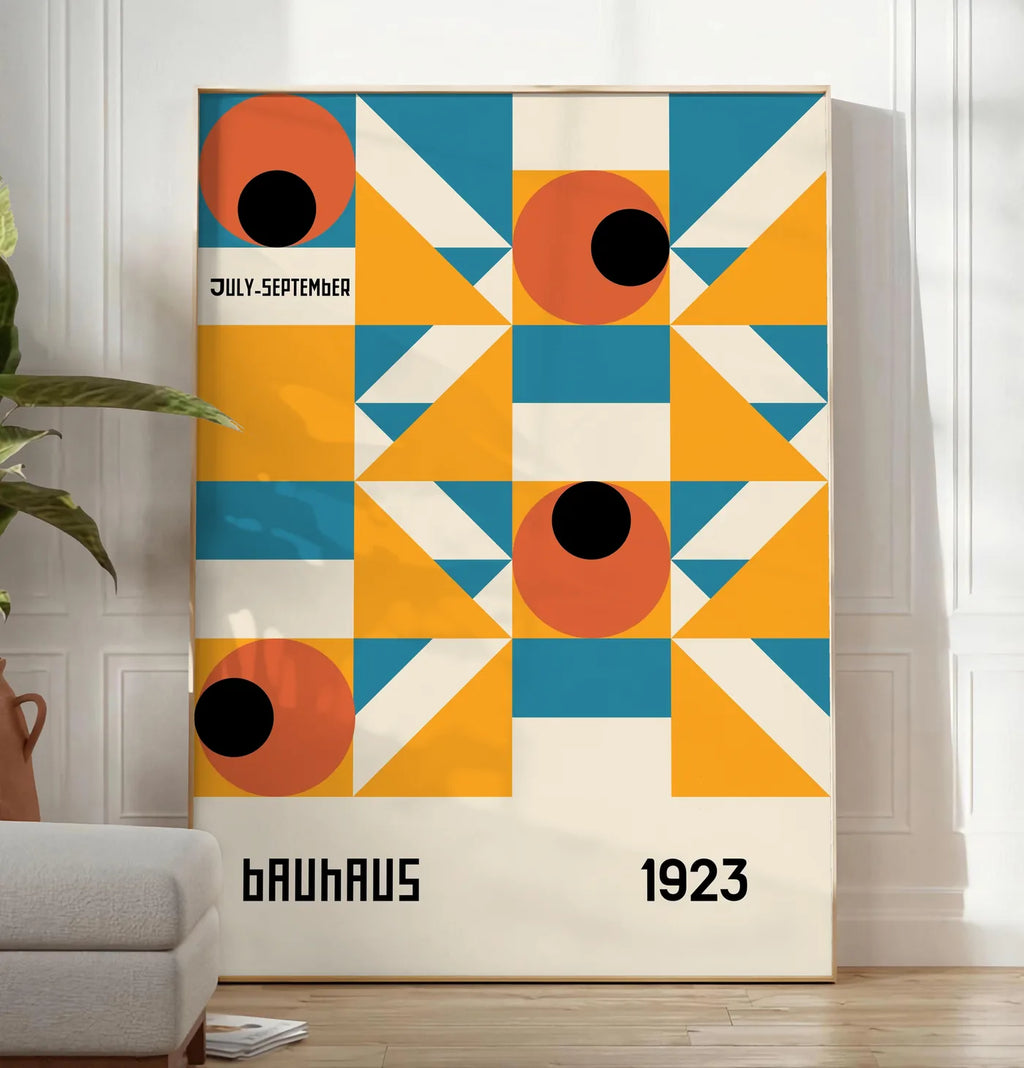 Reproduction grille aux Yeux Orange, posee au sol dans un salon minimaliste clair, a cote d'un canape beige et d'une plante verte, sur un parquet clair