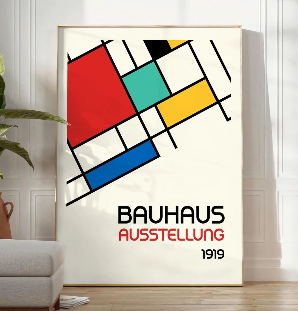 Reproduction blocs Mondrian, posee au sol dans un salon minimaliste clair, a cote d'un canape beige et d'une plante verte, sur un parquet clair