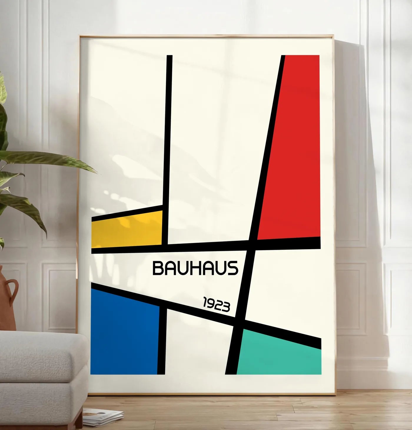 Reproduction mondrian Diagonal, posee au sol dans un salon minimaliste clair, a cote d'un canape beige et d'une plante verte, sur un parquet clair