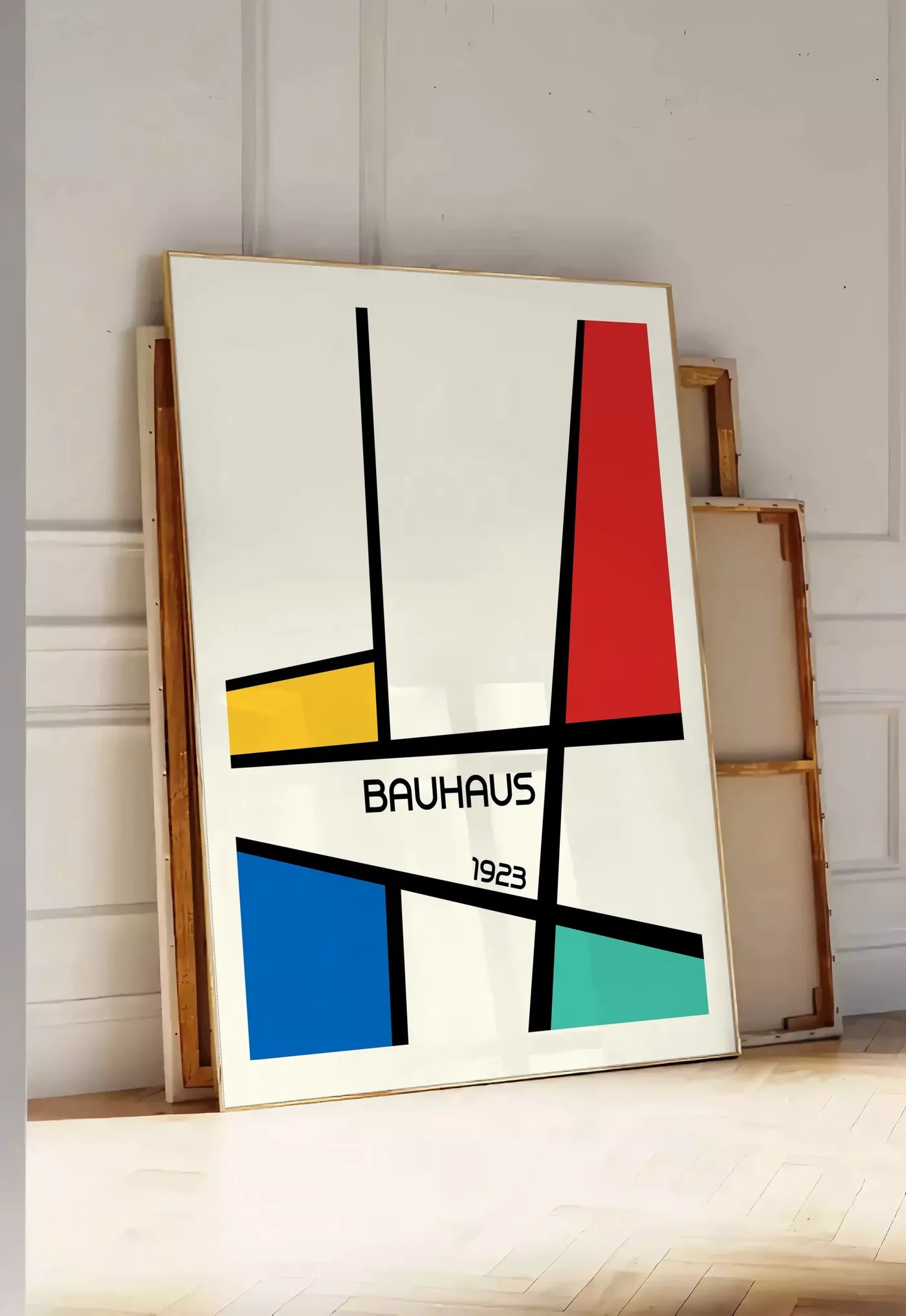 Tirage encadrable mondrian Diagonal, posee au sol dans une entree lumineuse, contre un mur a panneaux blancs, a cote de chassis en bois empiles