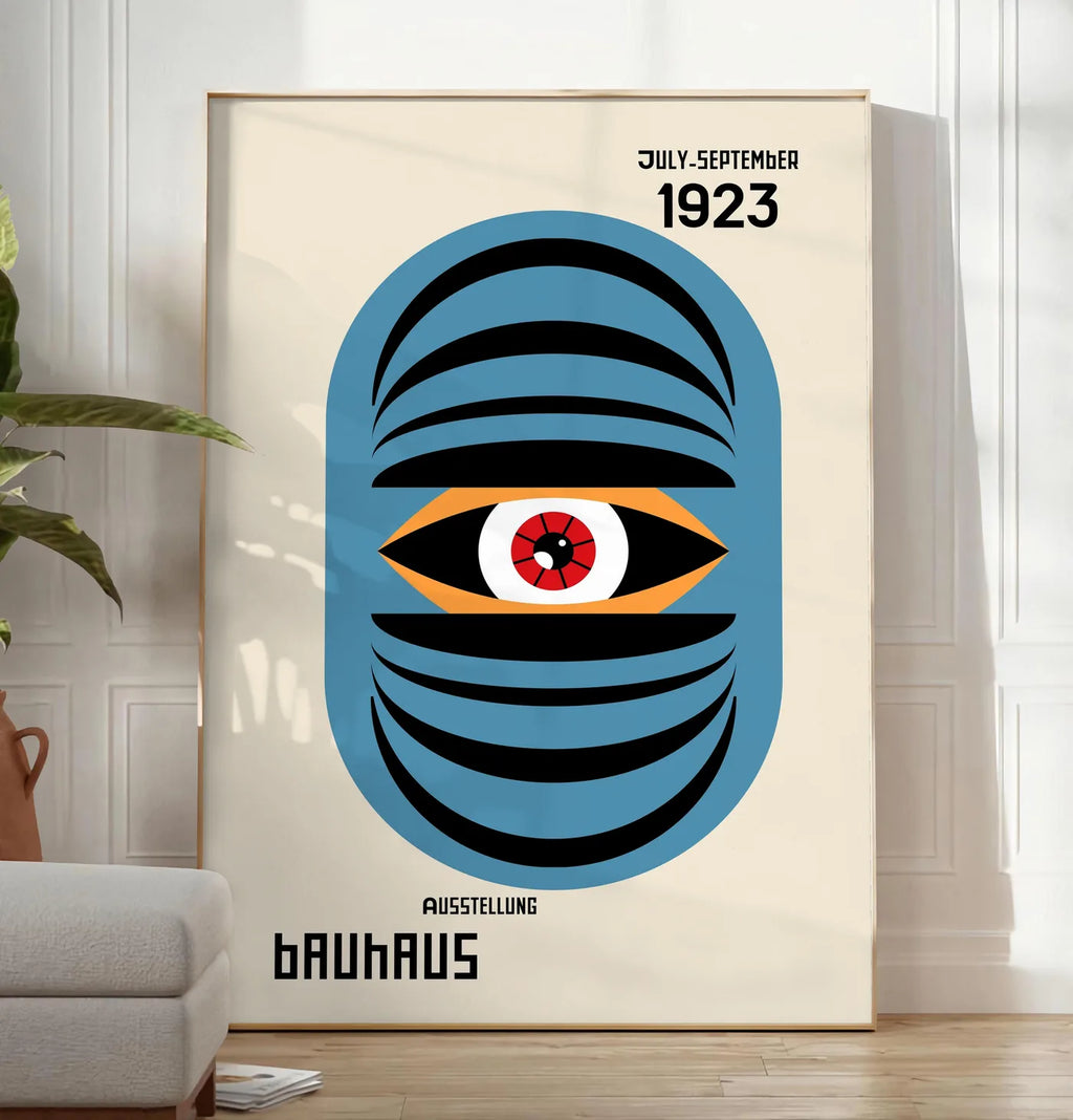 Reproduction oeil Bleu Surreel, posee au sol dans un salon minimaliste clair, a cote d'un canape beige et d'une plante verte, sur un parquet clair