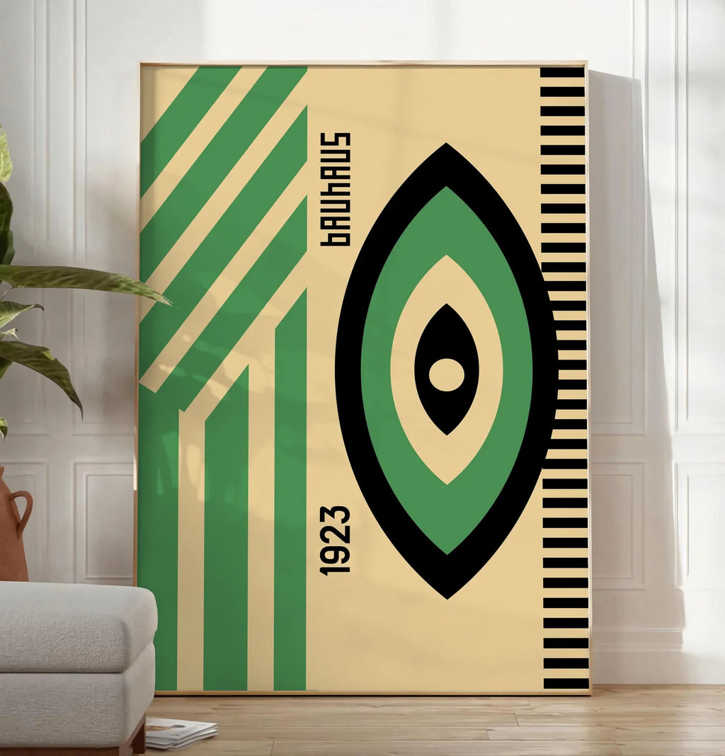 Reproduction oeil Vert et Noir, posee au sol dans un salon minimaliste clair, a cote d'un canape beige et d'une plante verte, sur un parquet clair