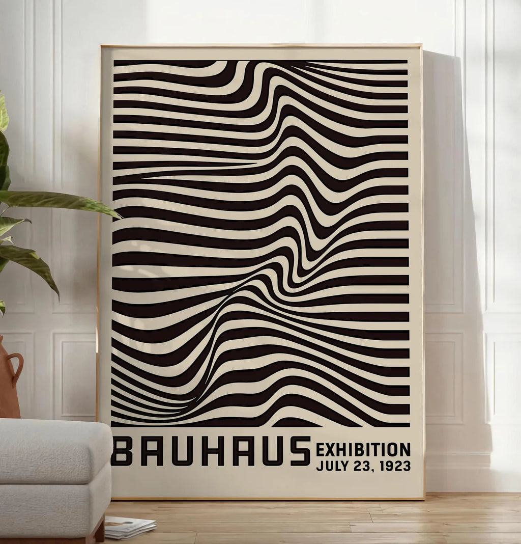 Reproduction op Art Vagues Noires, posee au sol dans un salon minimaliste clair, a cote d'un canape beige et d'une plante verte, sur un parquet clair